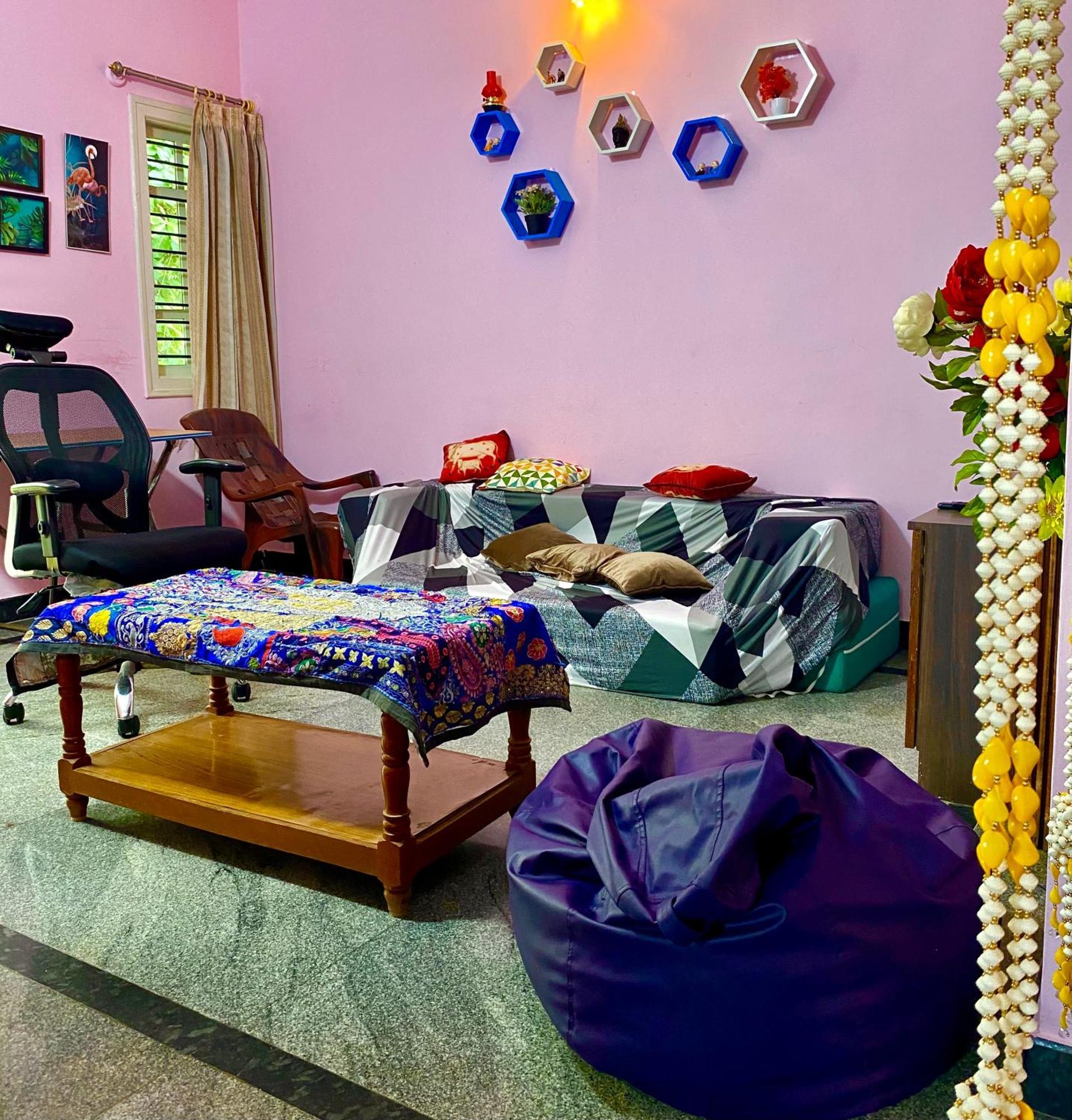 Spacious Queen Bed 6km To Palace, Free Wi-fi, Books, Toys, Smart Tv