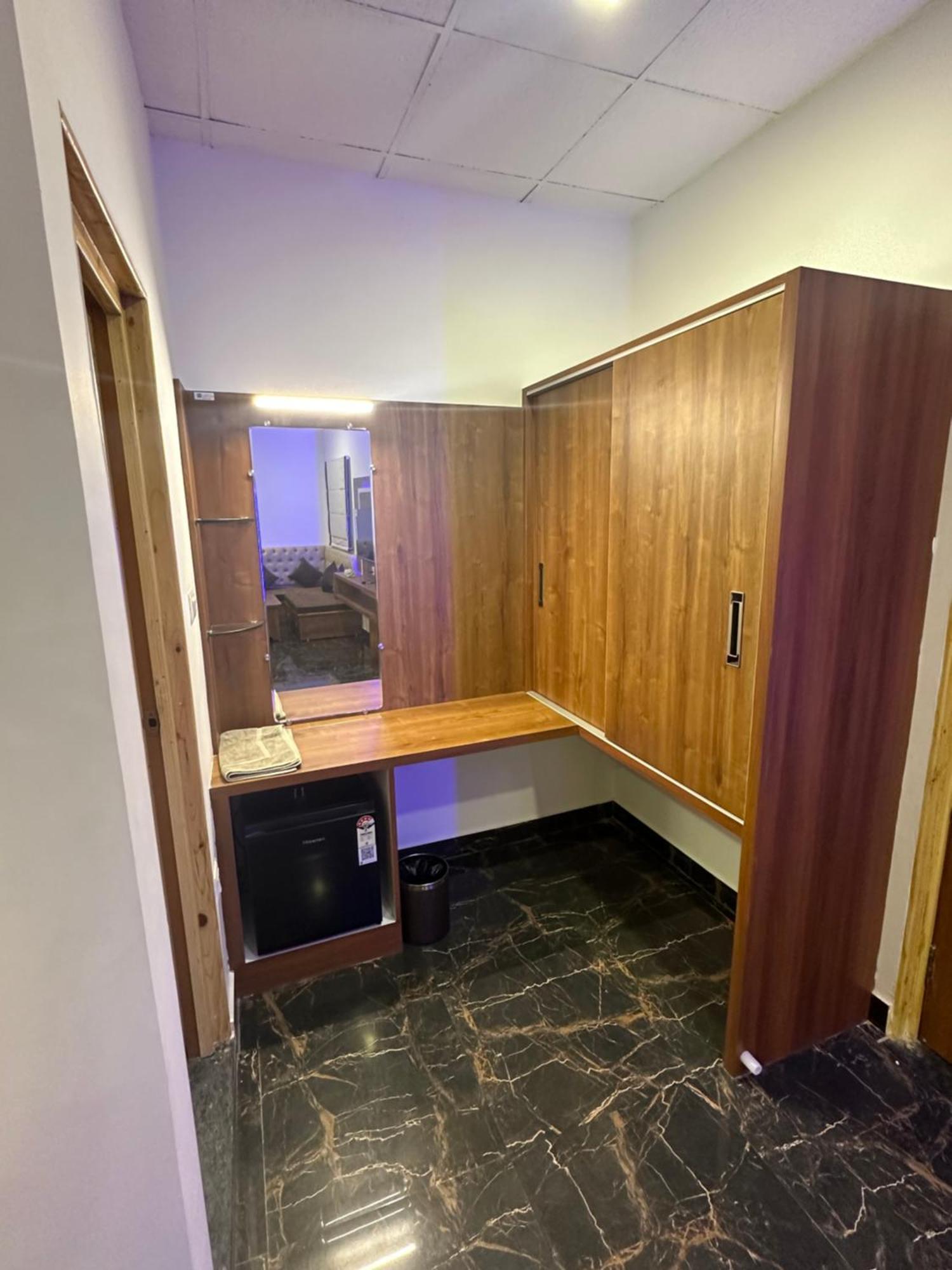 Shine Residency Hotel 3*