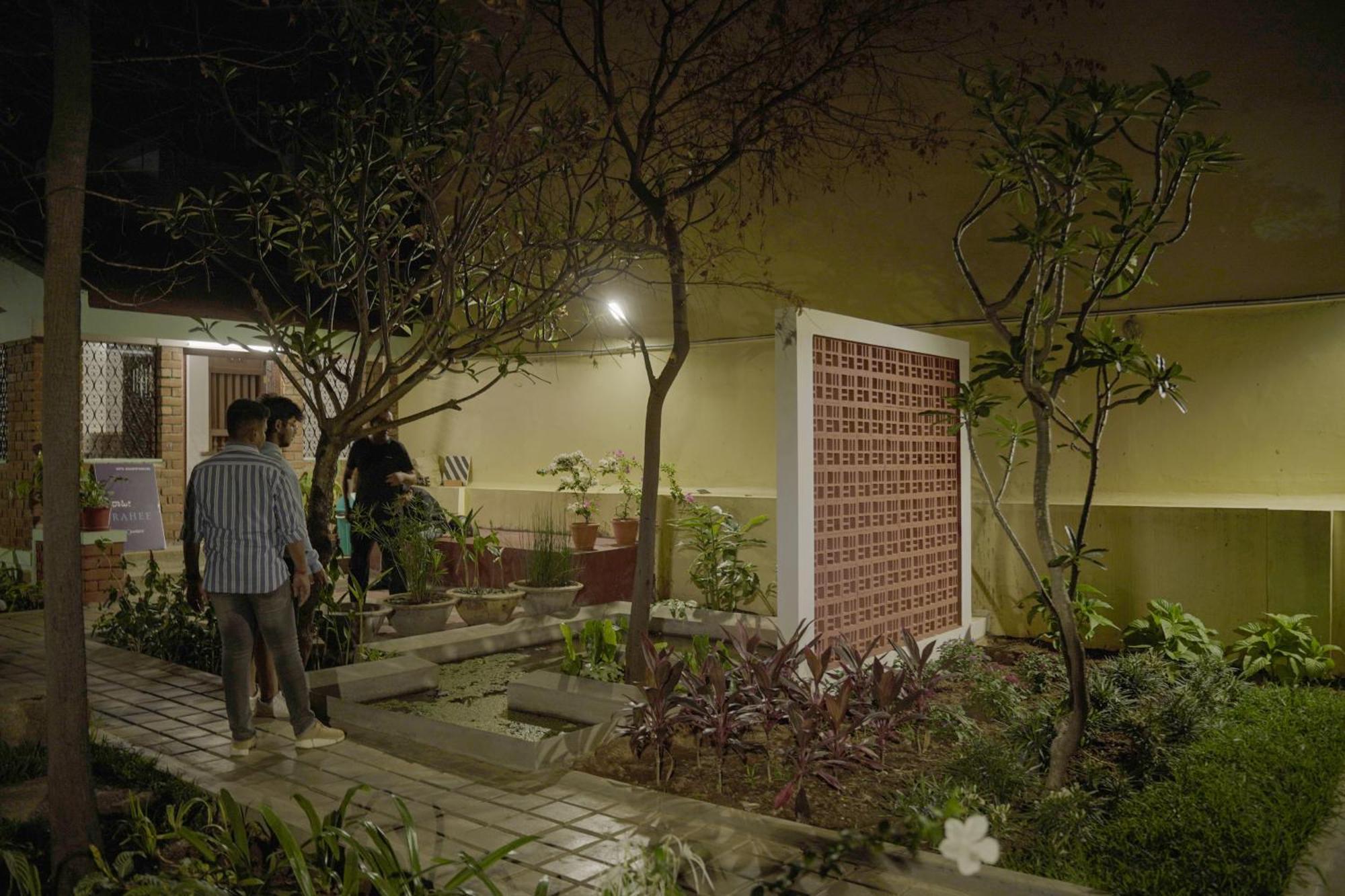 Rahees Bi Roambay - Backpacker Hostel *