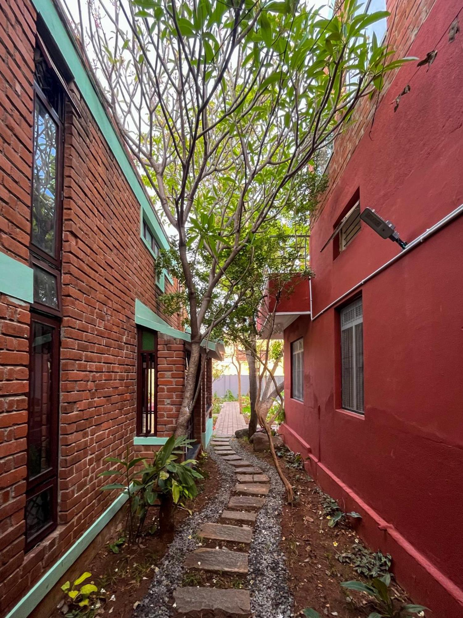 Rahees Bi Roambay - Backpacker Hostel *