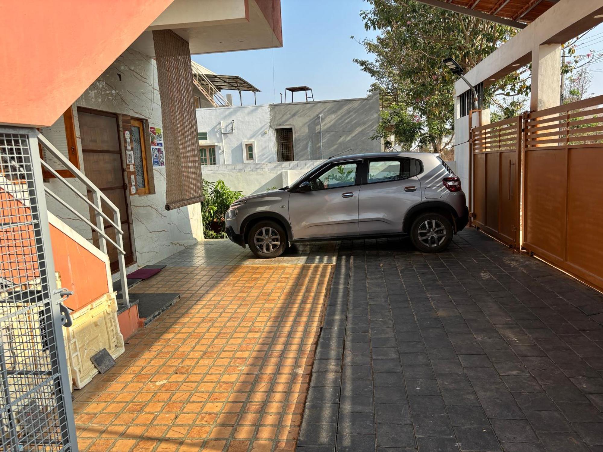 Villa 1st Floor 3 Bhk For 12-14 Decent People With Free Parking