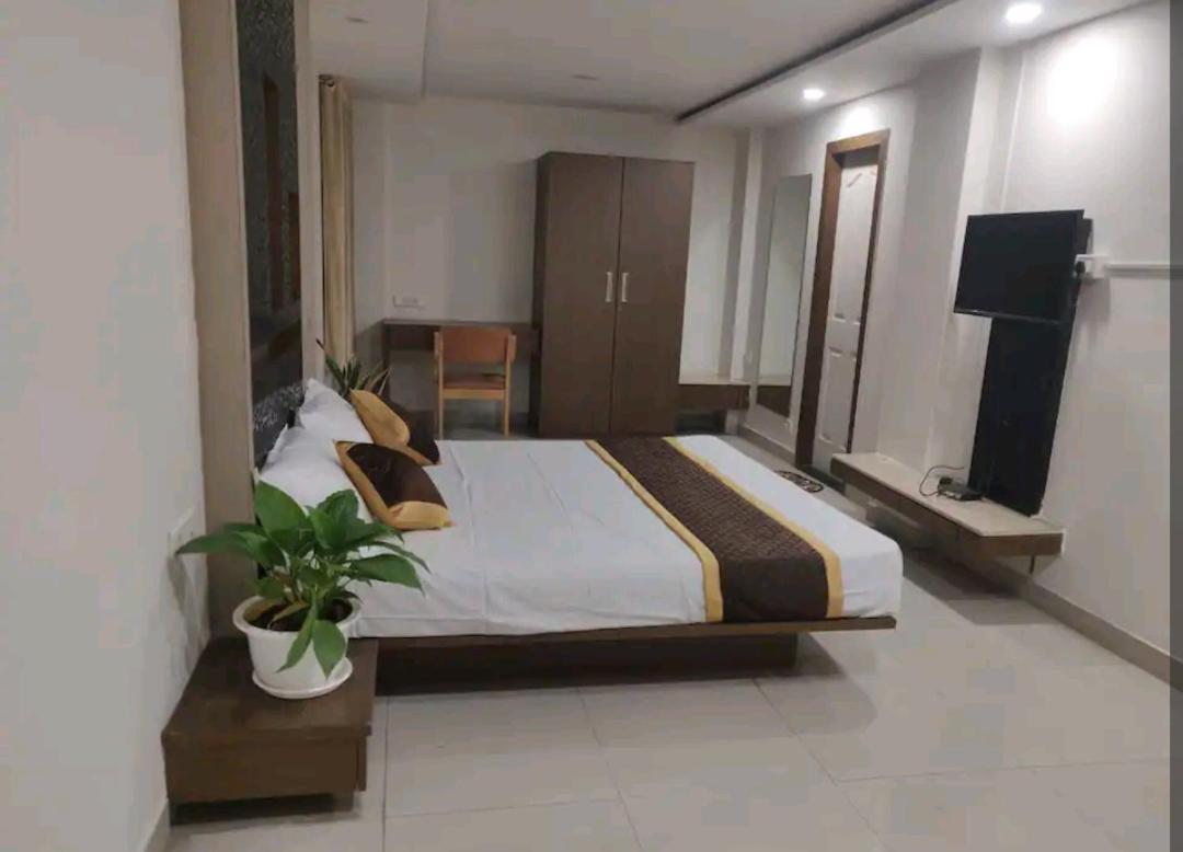 Happy Vibes Service 3bhk Flat