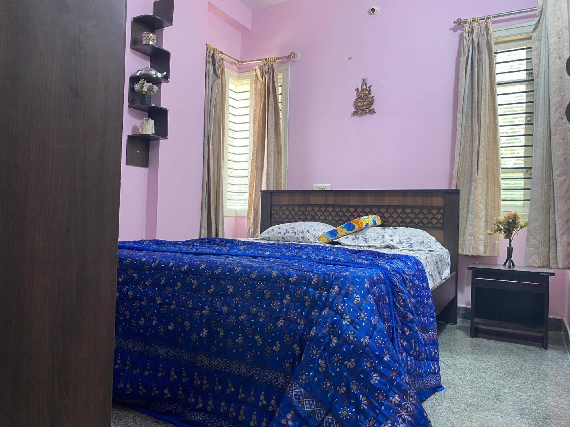Lovely Private Queen Bed In Shared 2 Bhk Apartment