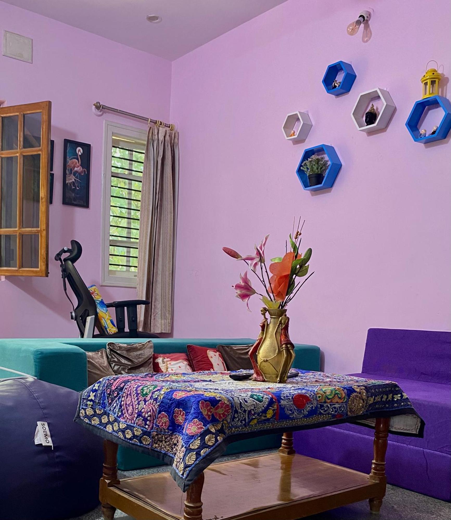 Lovely Private Queen Bed In Shared 2 Bhk
