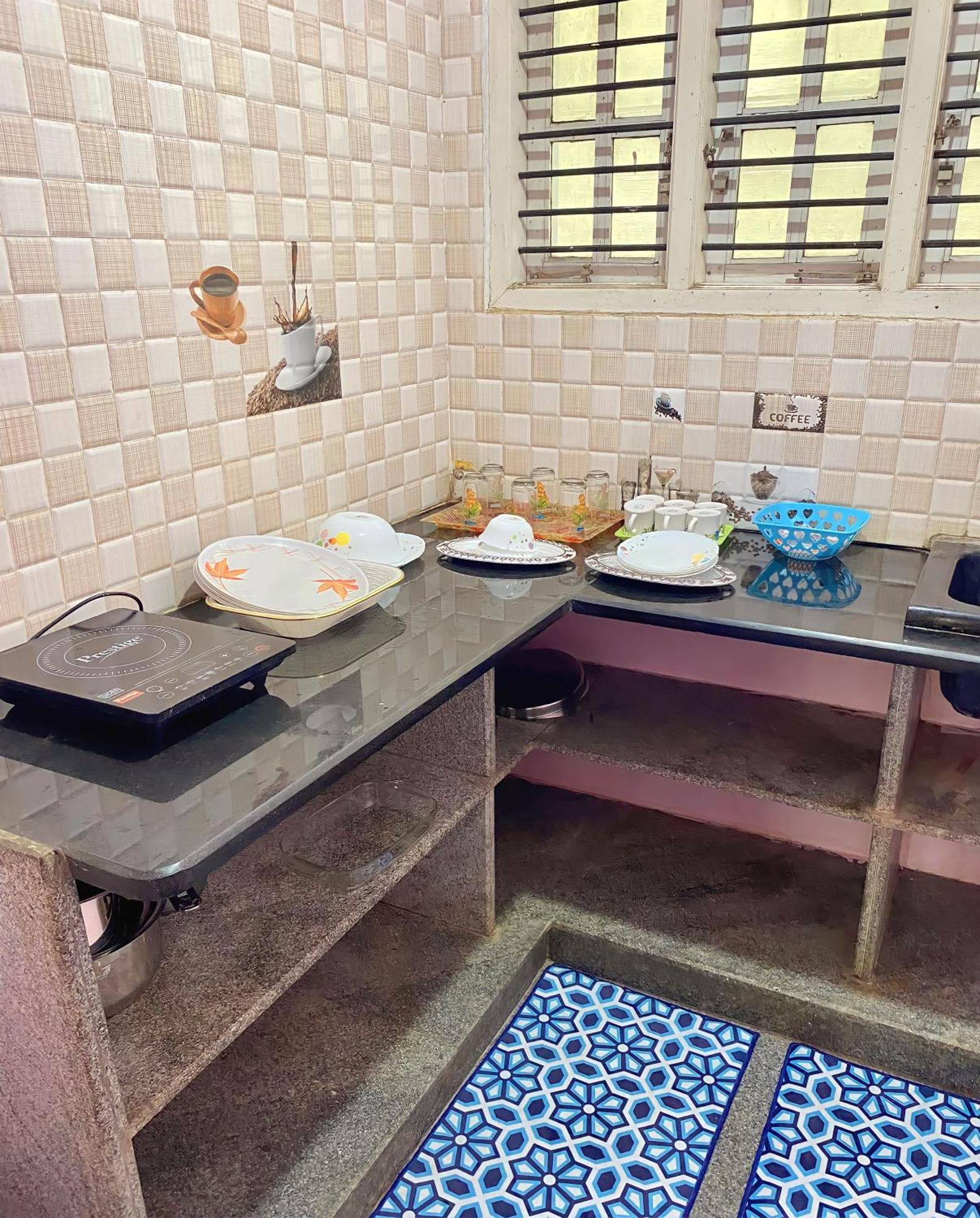 Lovely Private Queen Bed In Shared 2 Bhk *