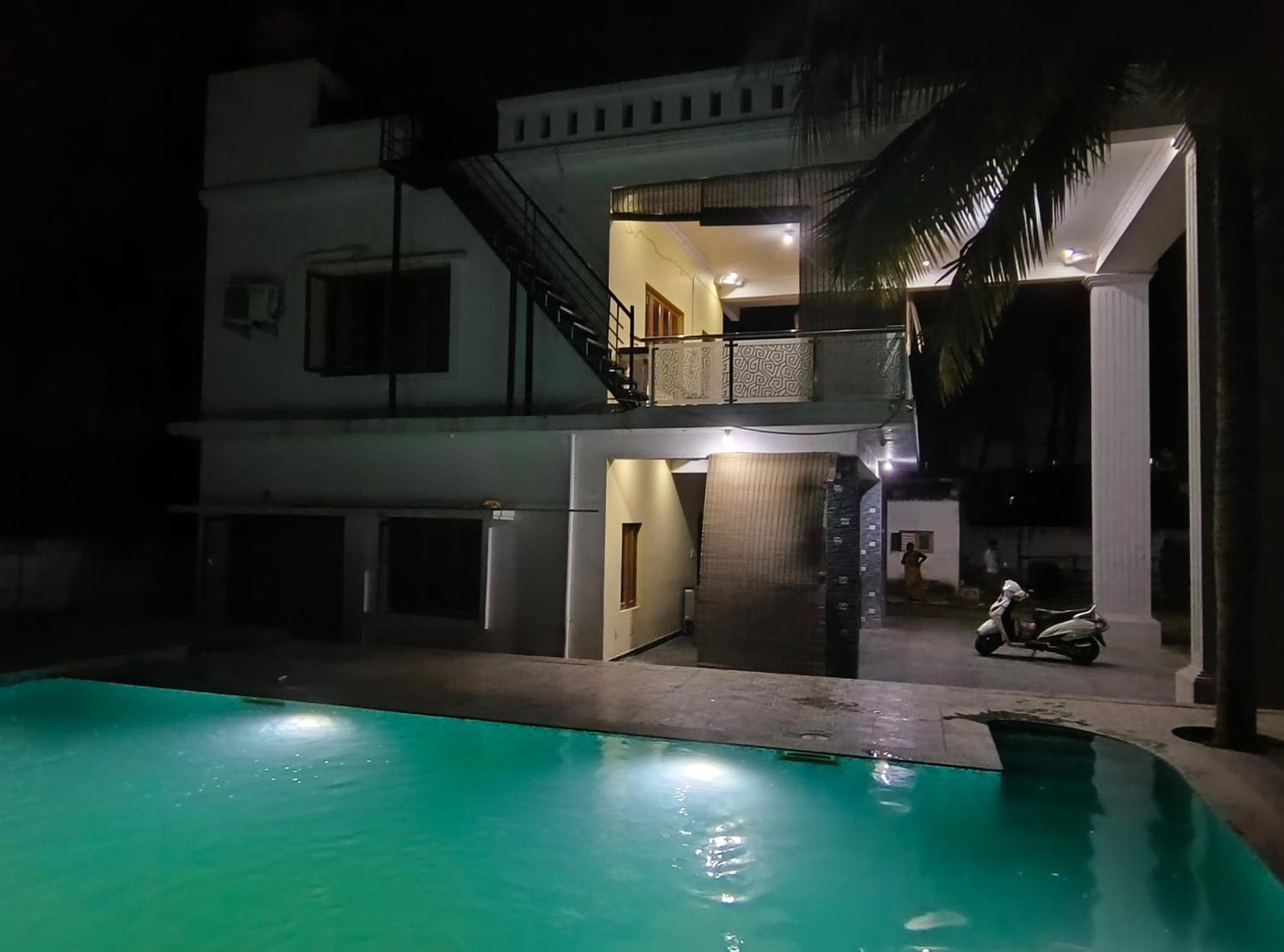 Luxurious Farm House Bungalow Pool City Centre Villa *