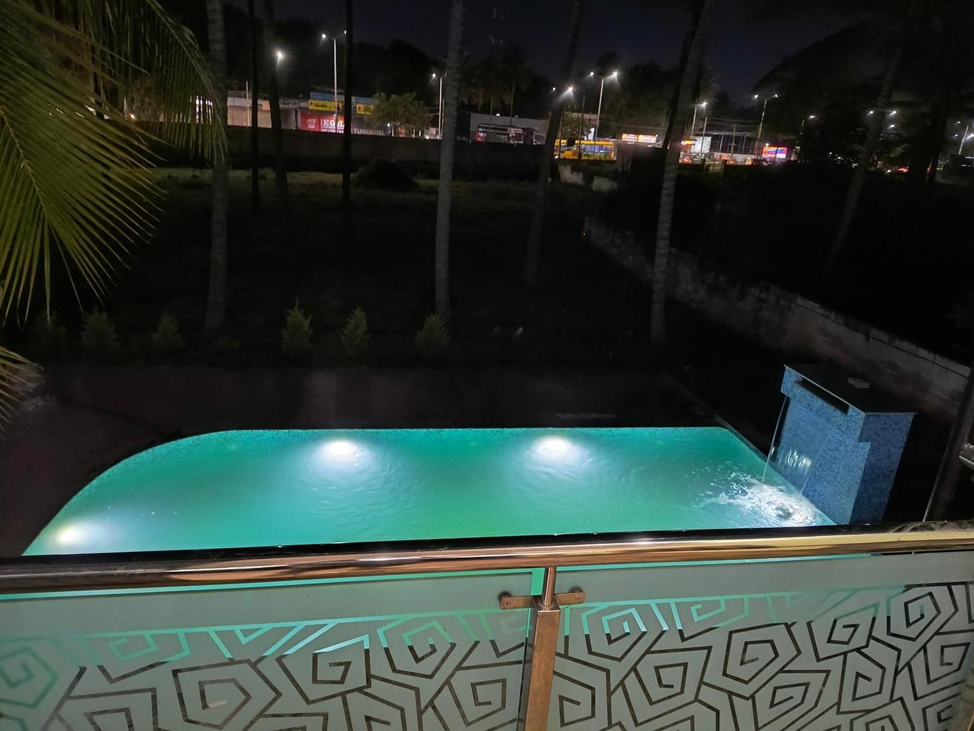 Luxurious Farm House Bungalow Pool City Centre Villa