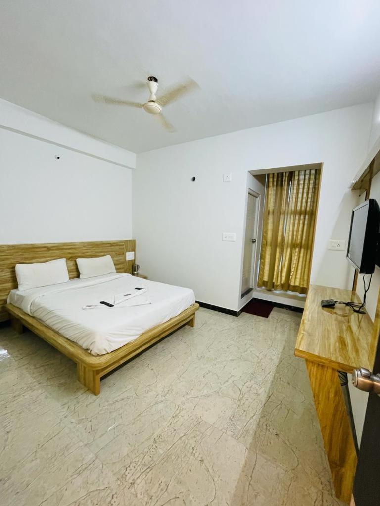 Lodge S Silver *