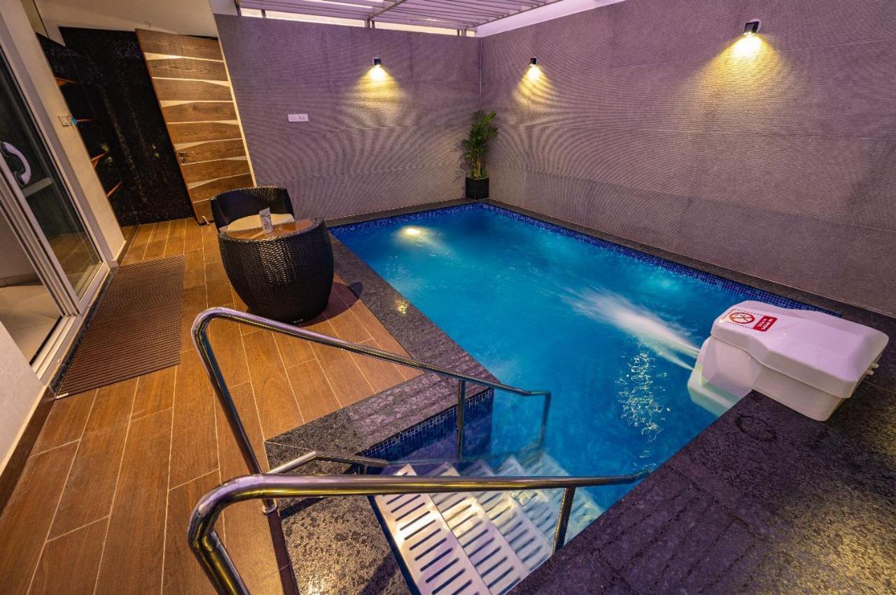 S R Pool Resort *