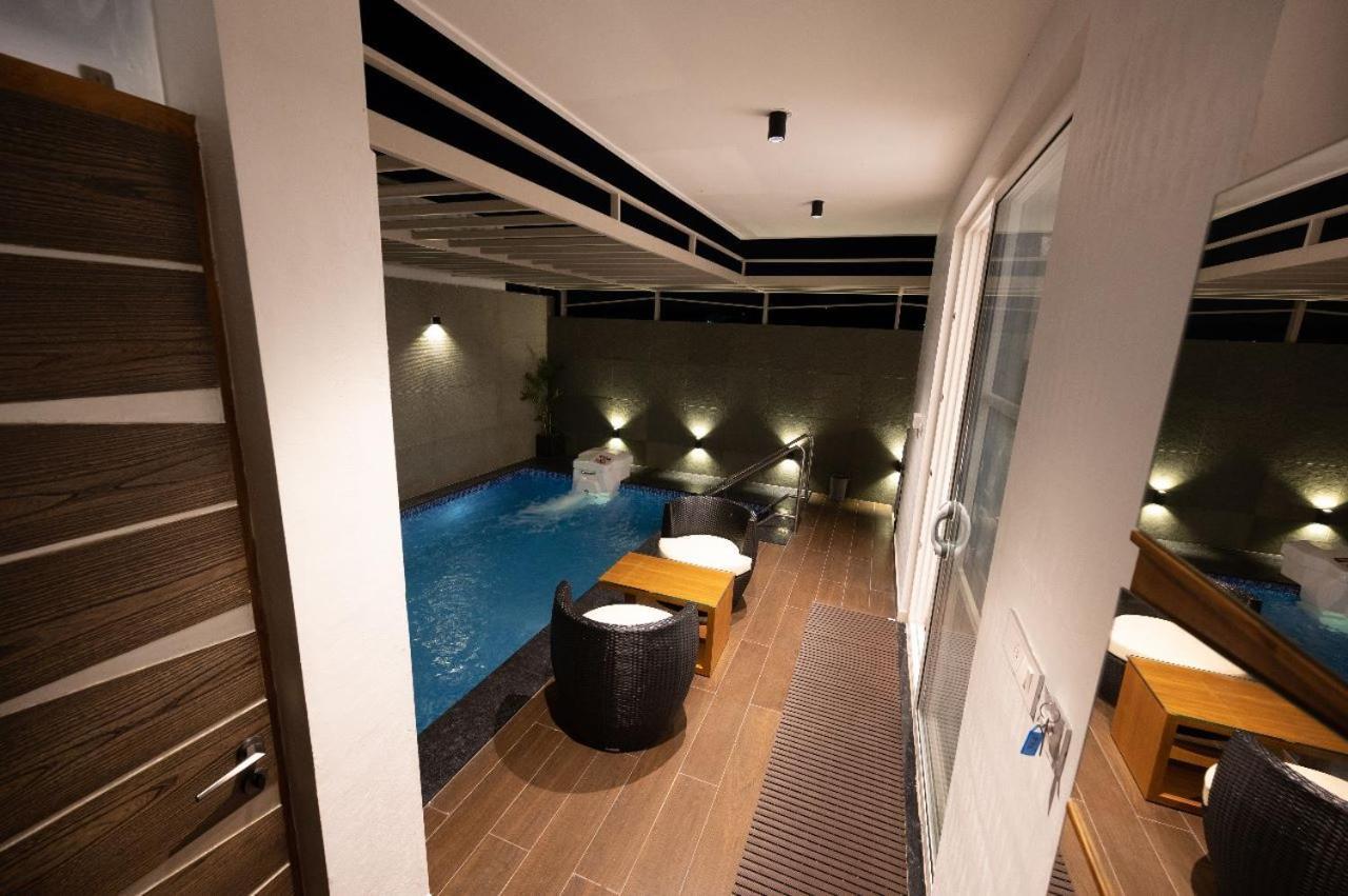 Resort S R Pool *