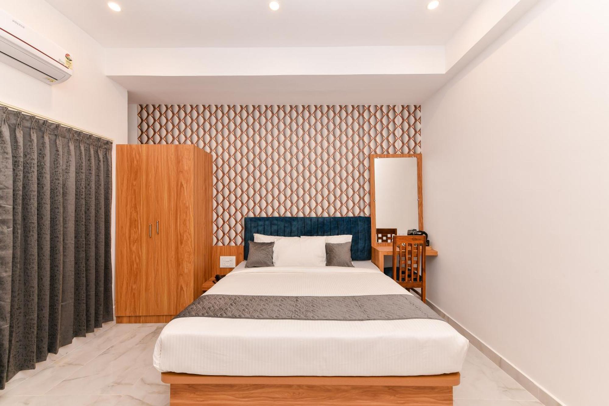 Shine International Hotel 3*