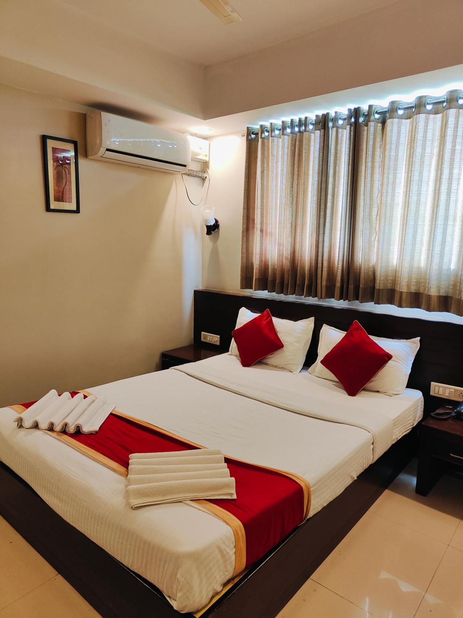 Hotel Wood Near Palace 3*