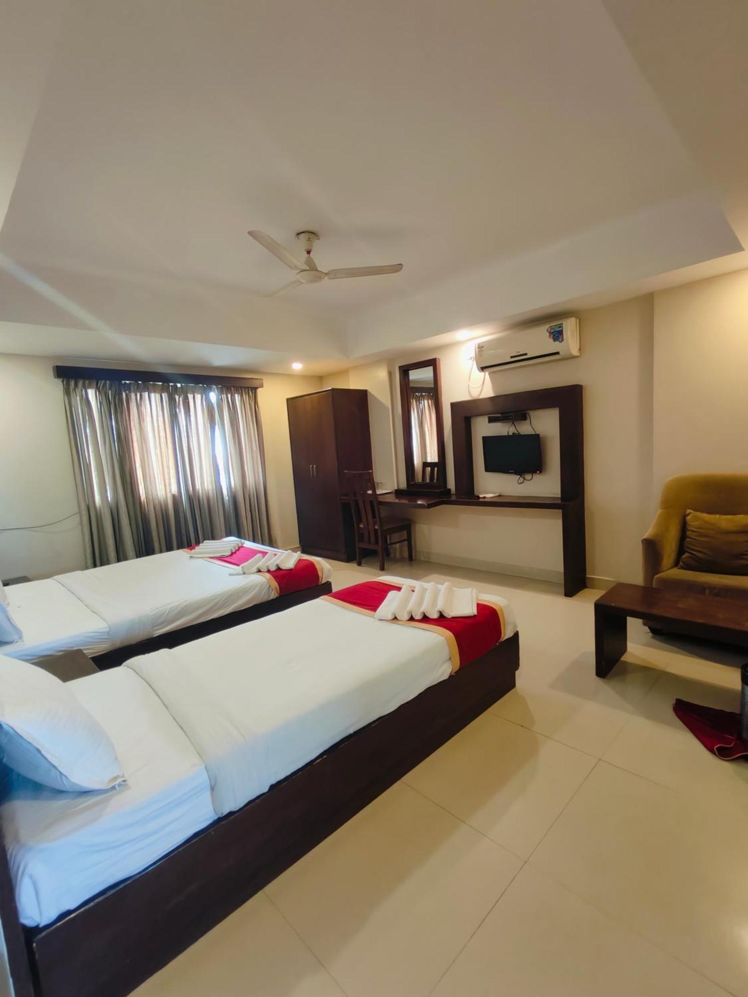 Hotel Wood Near Palace 3*