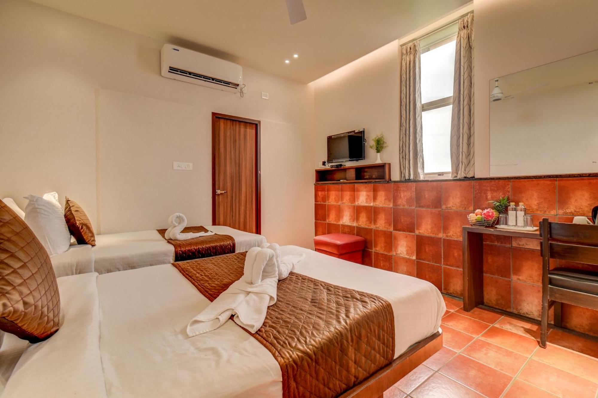 Hotel J N - 12 Minutes To Palace Mysore