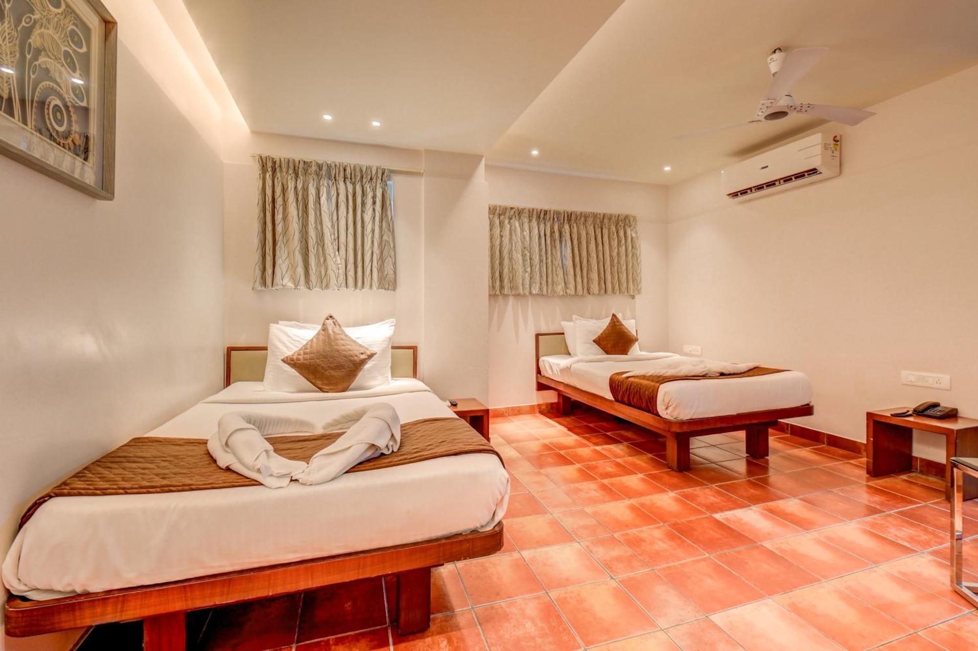 Hotel J N - 12 Minutes To Palace 3*