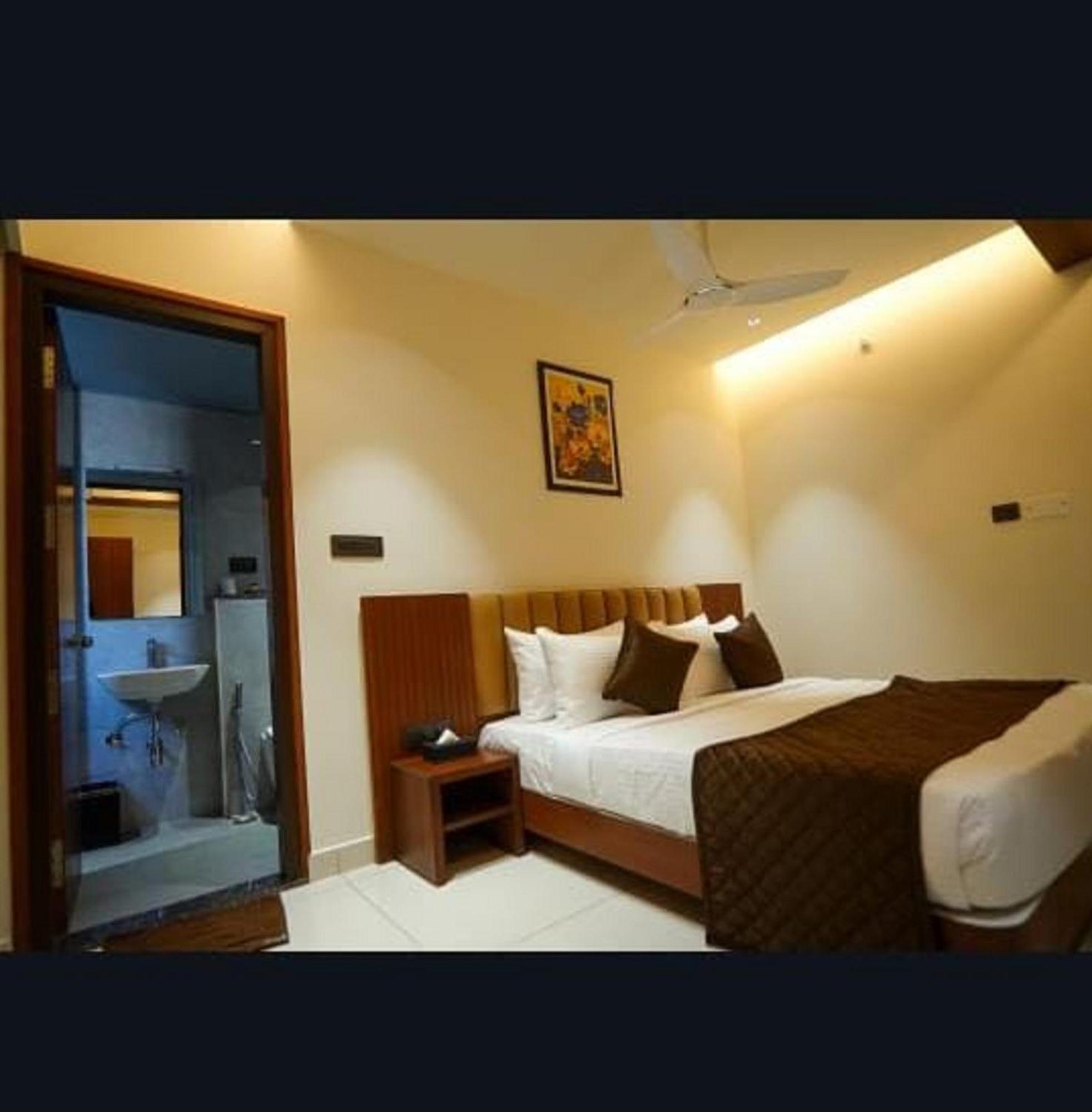 Hotel Harigovindas Express