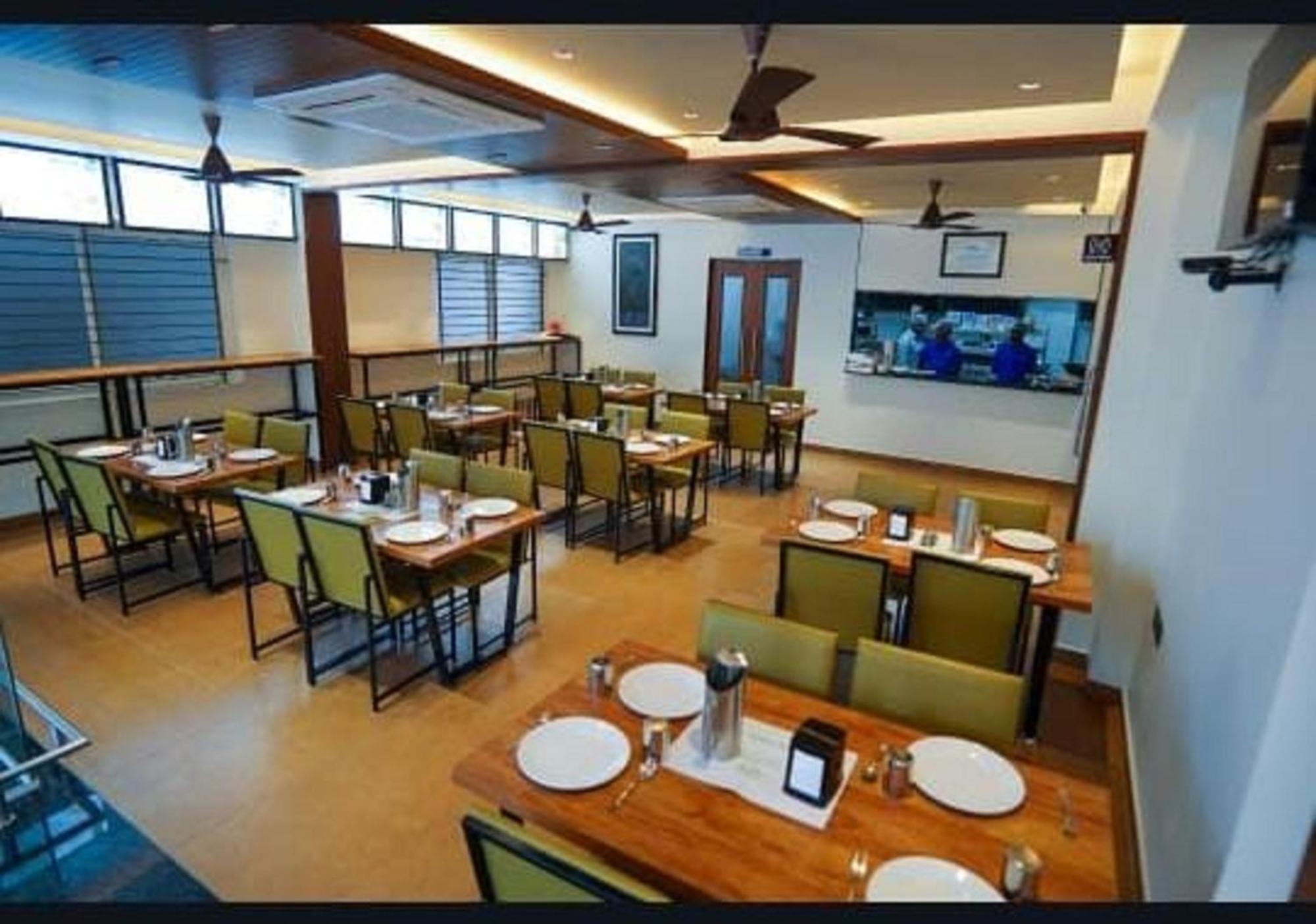 Hotel Harigovindas Express 3*