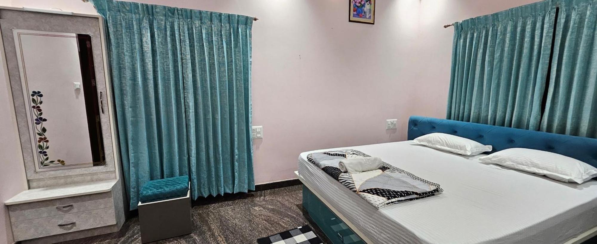 Apartment Rashmi Service *
