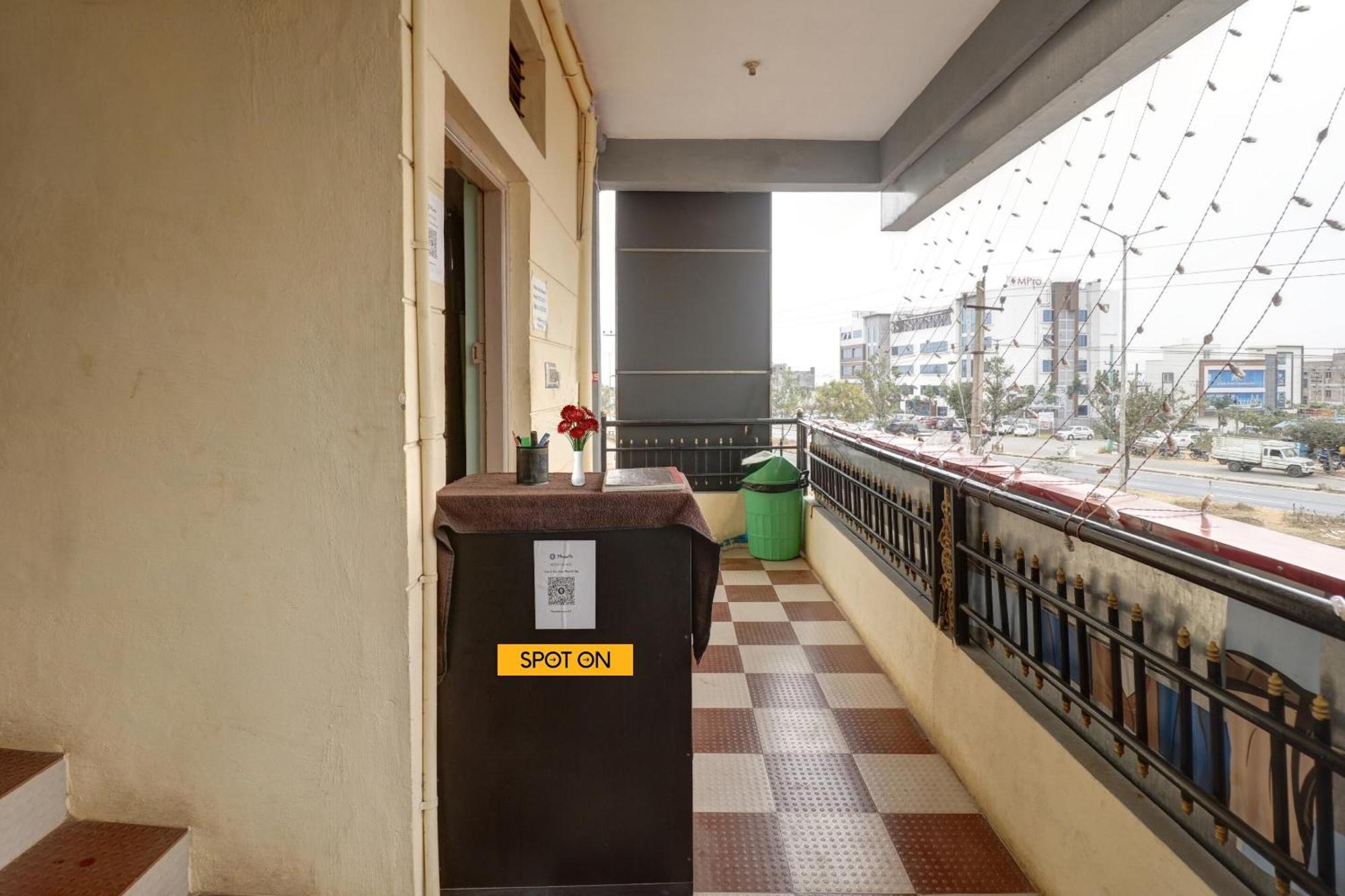 Spot On Sai Complex Hotel