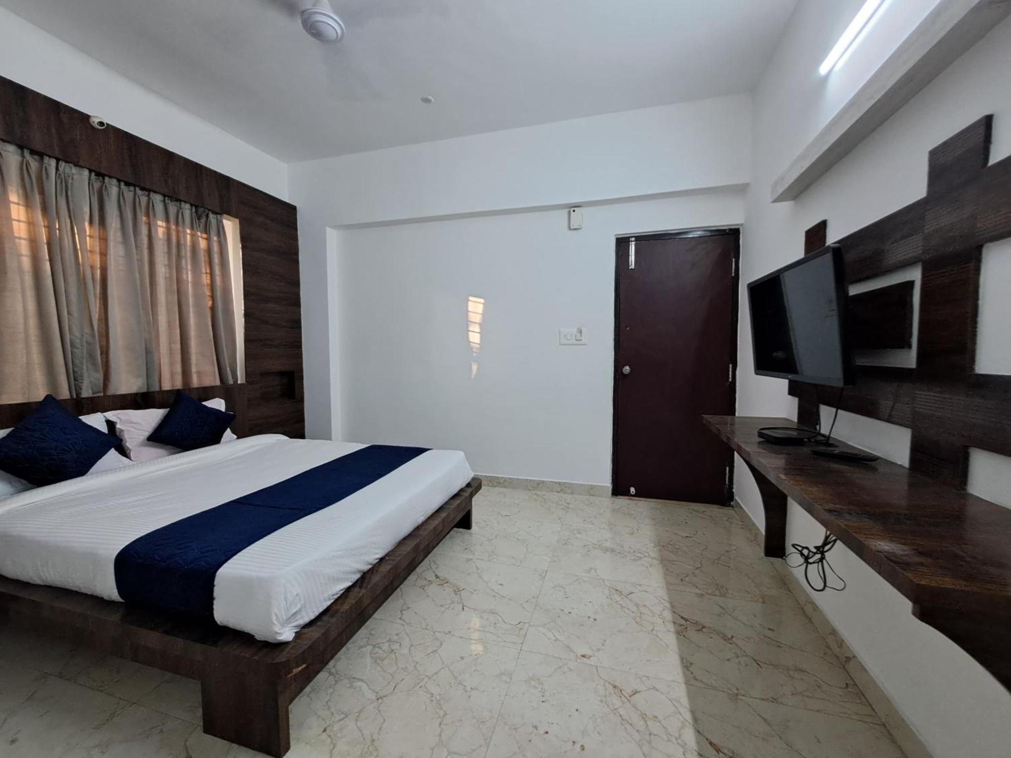 New Silver Suits Lodge *