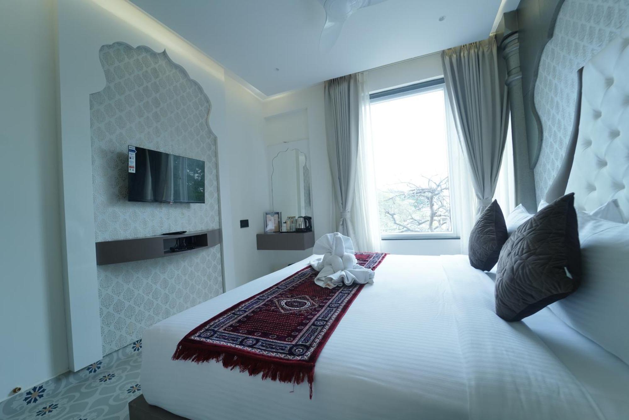Yuvraj Le: Royale Hotel
