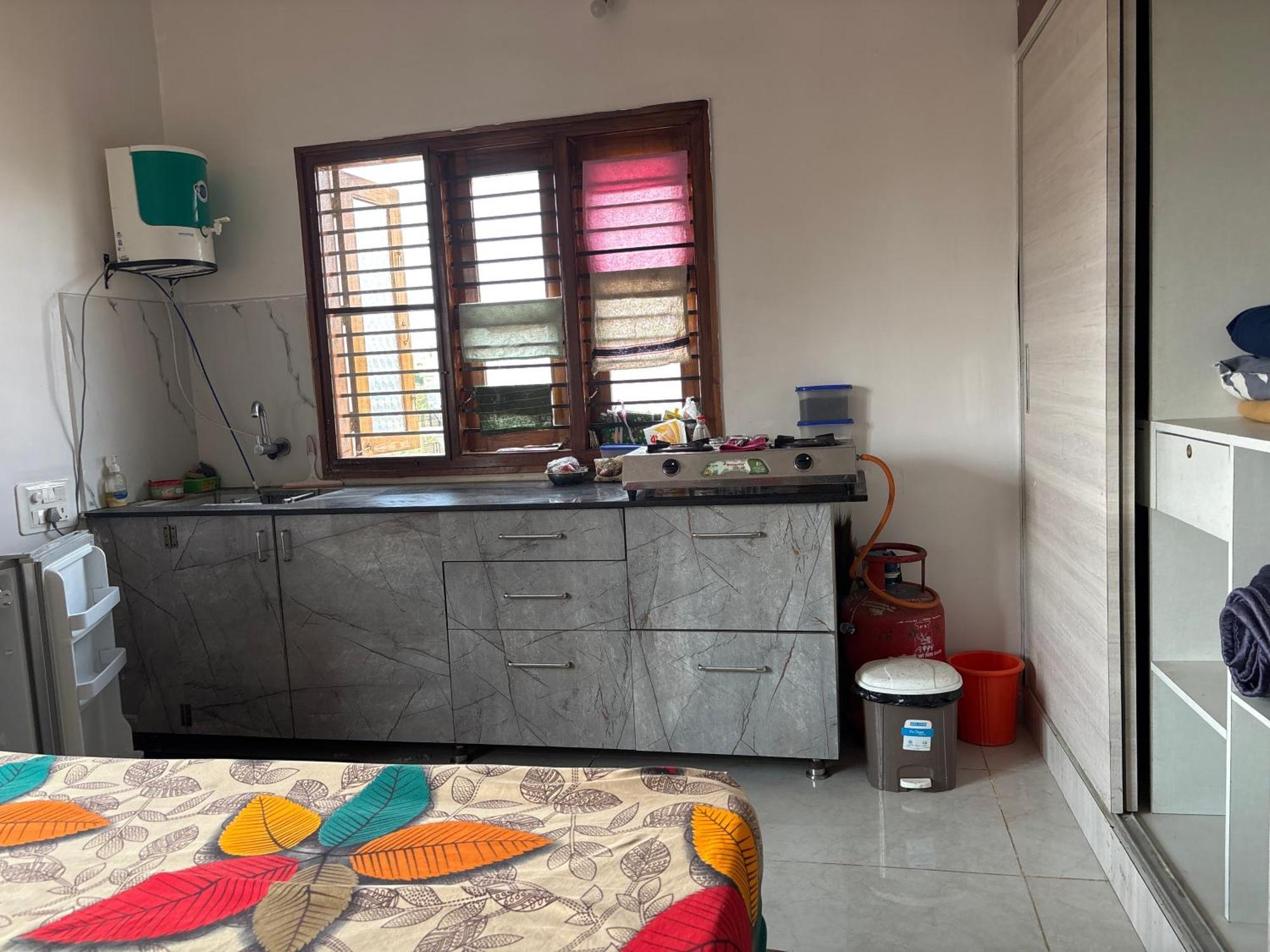 1st Floor 3 Bhk For 12-14 Decent People With Free Parking Villa