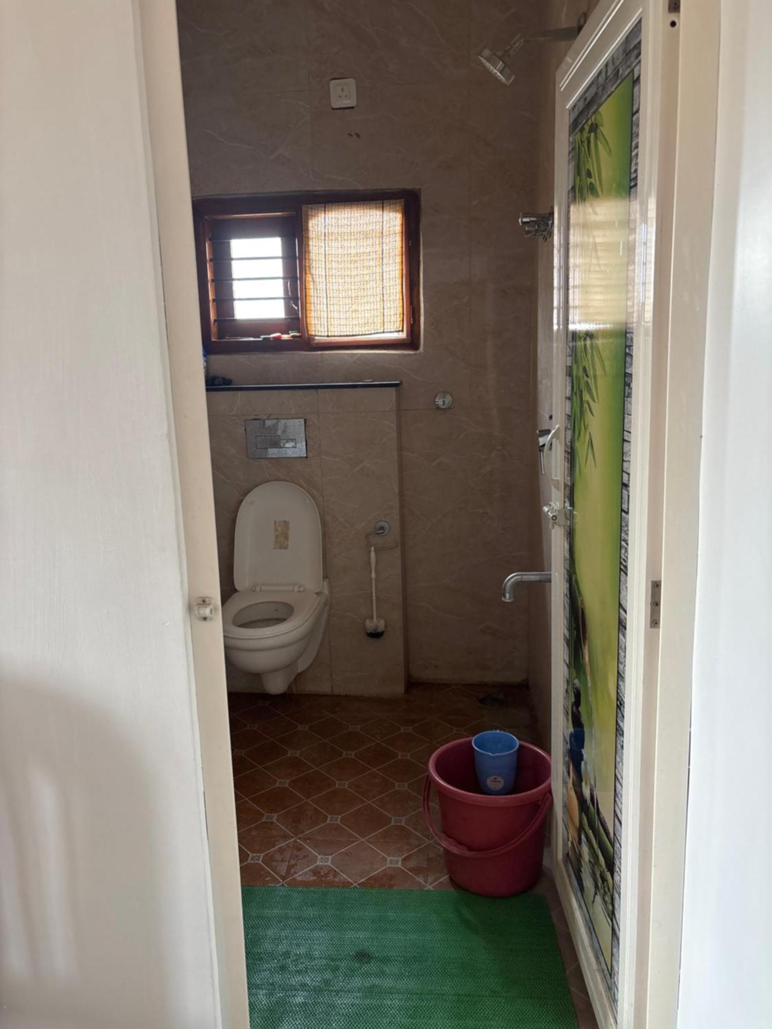 1st Floor 3 Bhk For 12-14 Decent People With Free Parking Villa *