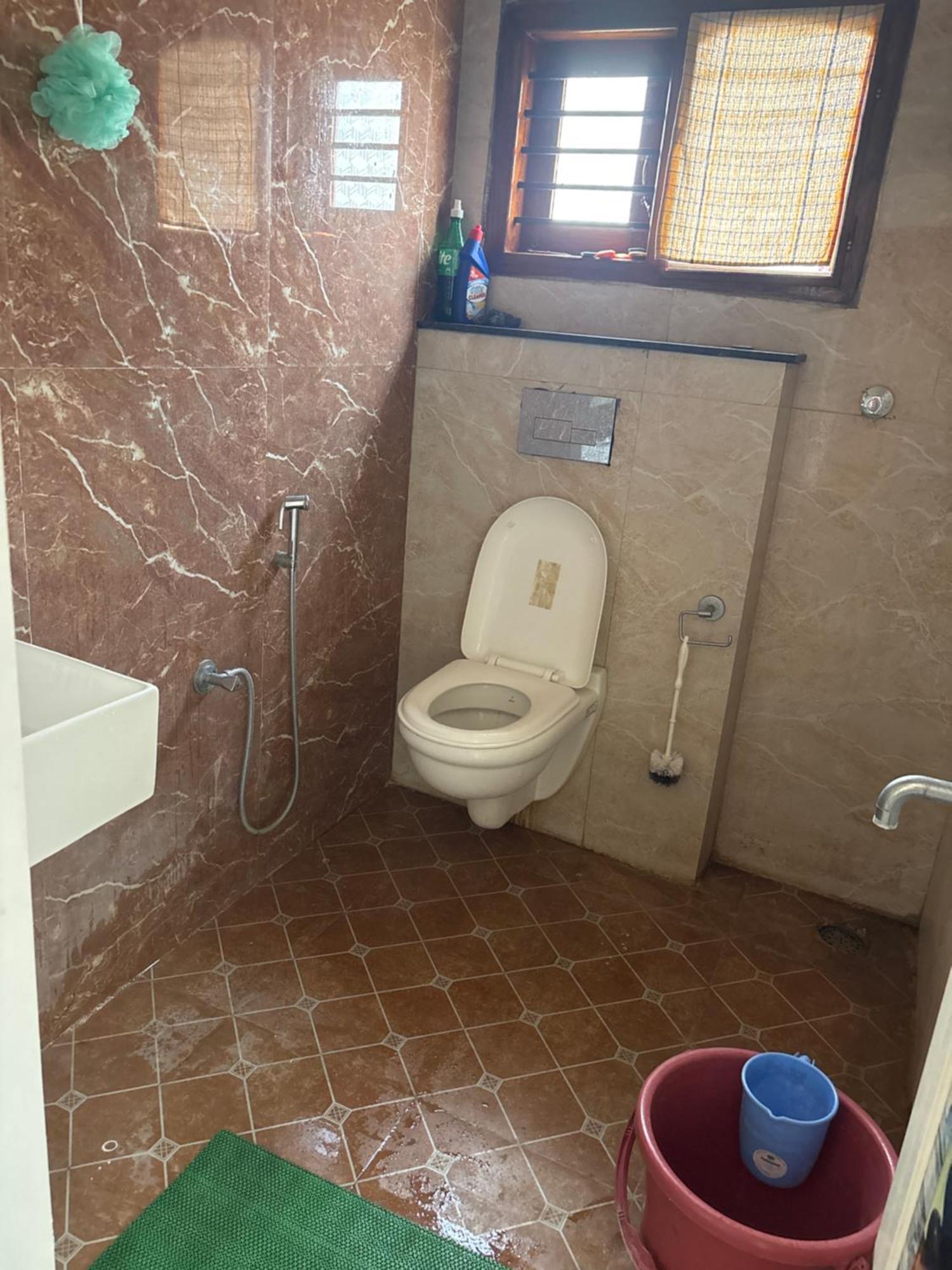 1st Floor 3 Bhk For 12-14 Decent People With Free Parking Mysore
