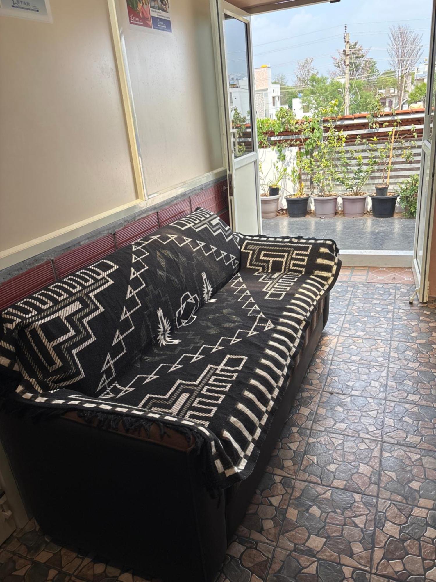 1st Floor 3 Bhk For 12-14 Decent People With Free Parking