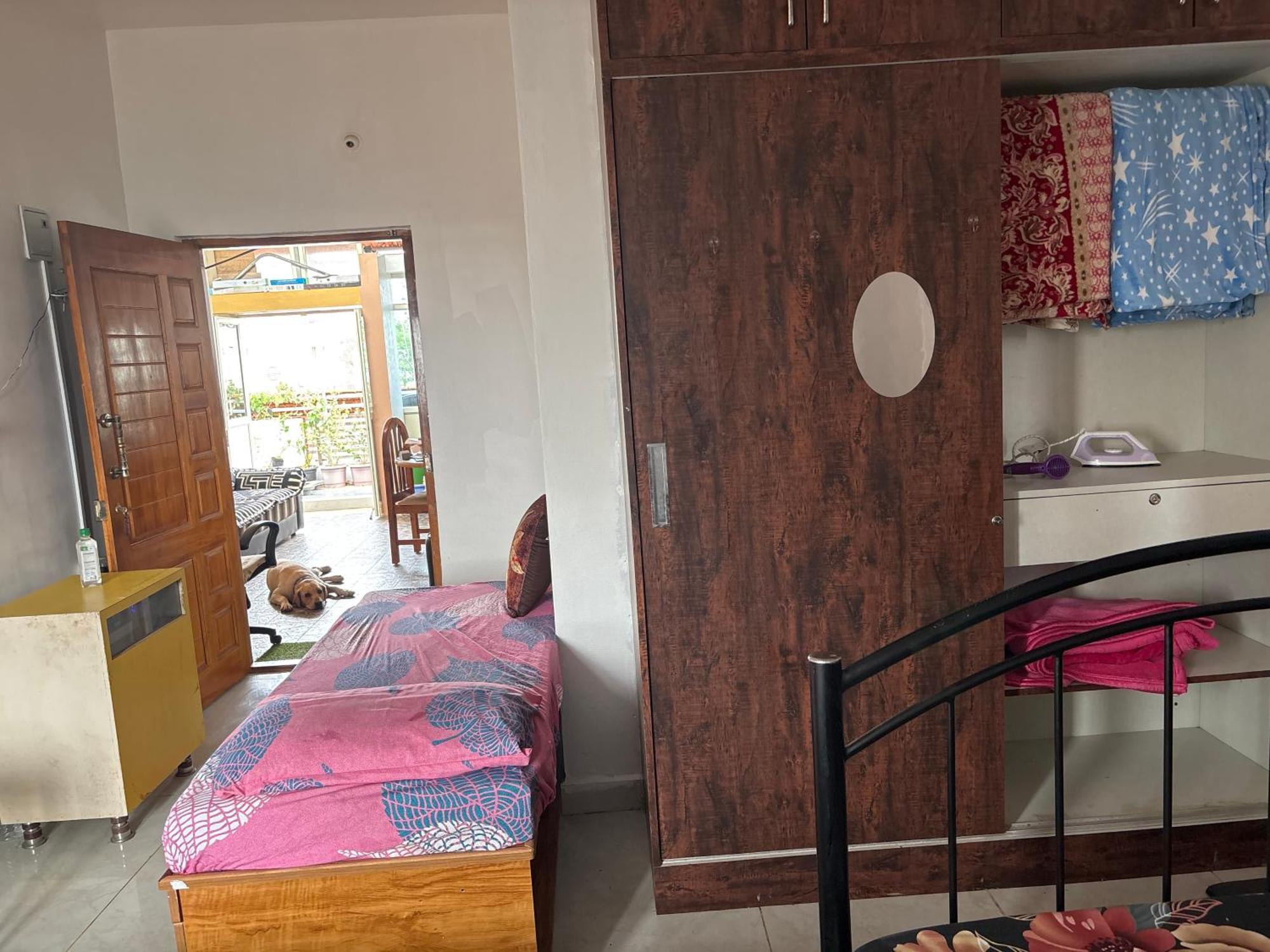 1st Floor 3 Bhk For 12-14 Decent People With Free Parking Villa