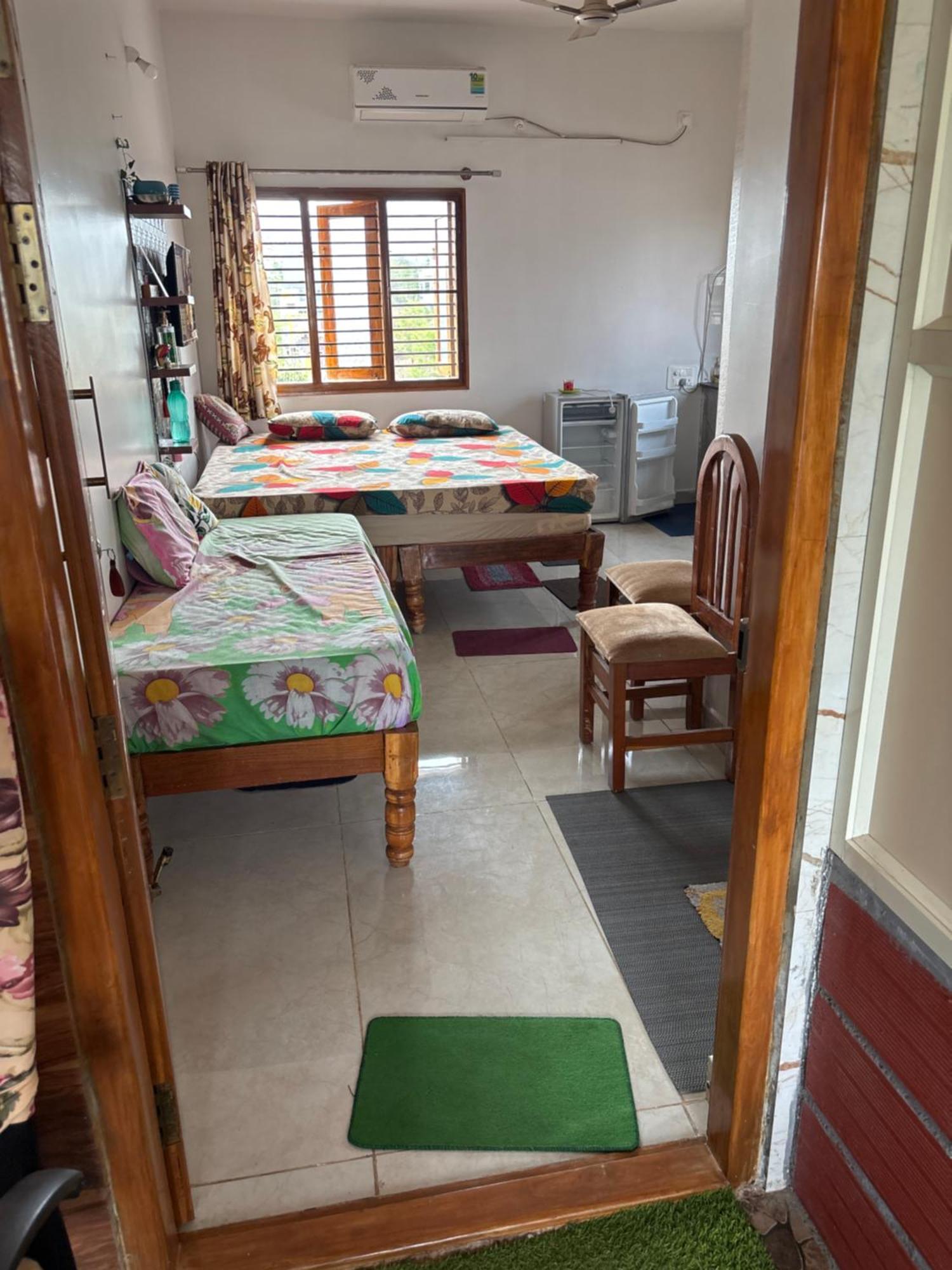 1st Floor 3 Bhk For 12-14 Decent People With Free Parking *