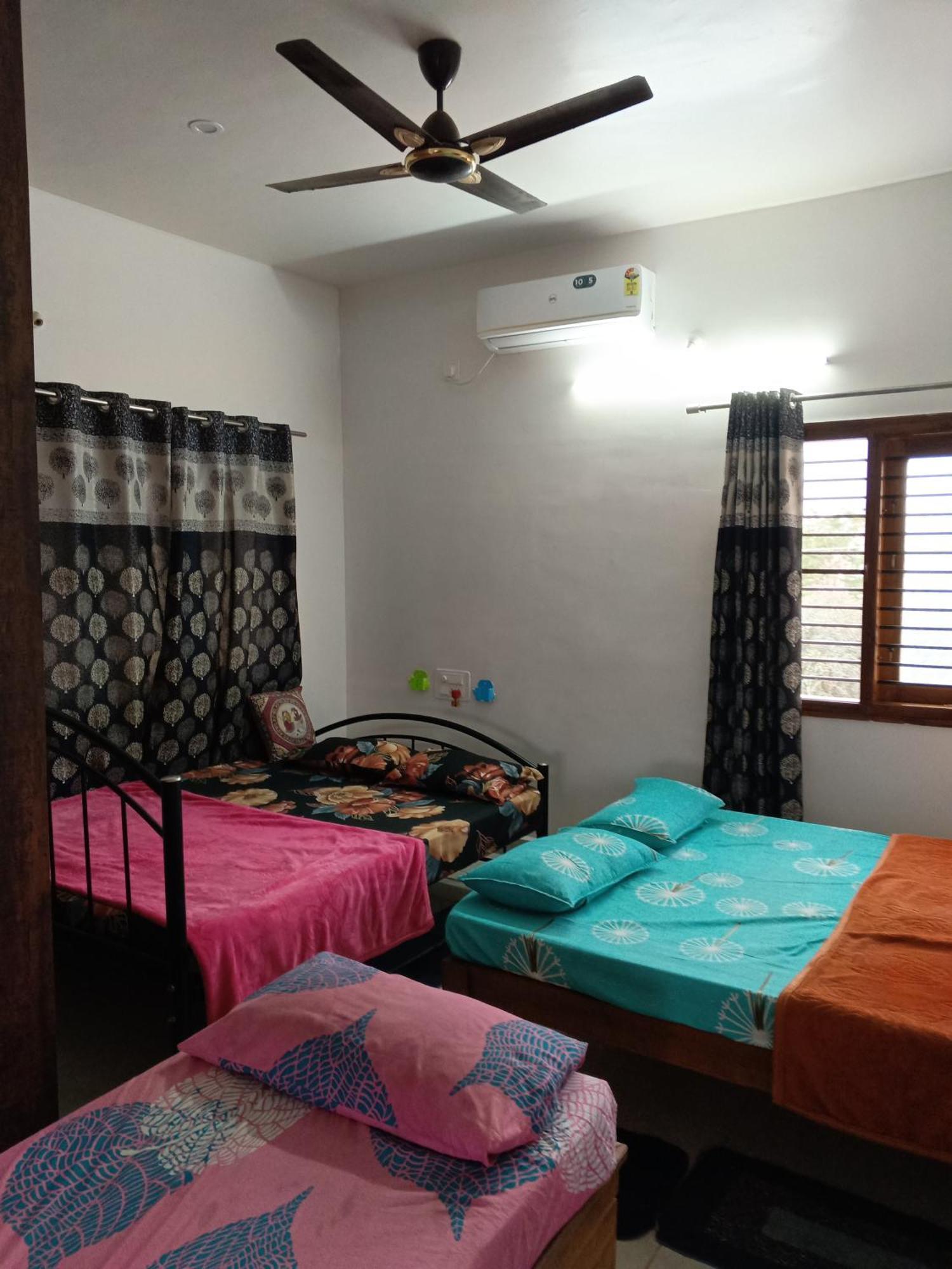 1st Floor 3 Bhk For 12-14 Decent People With Free Parking Mysore