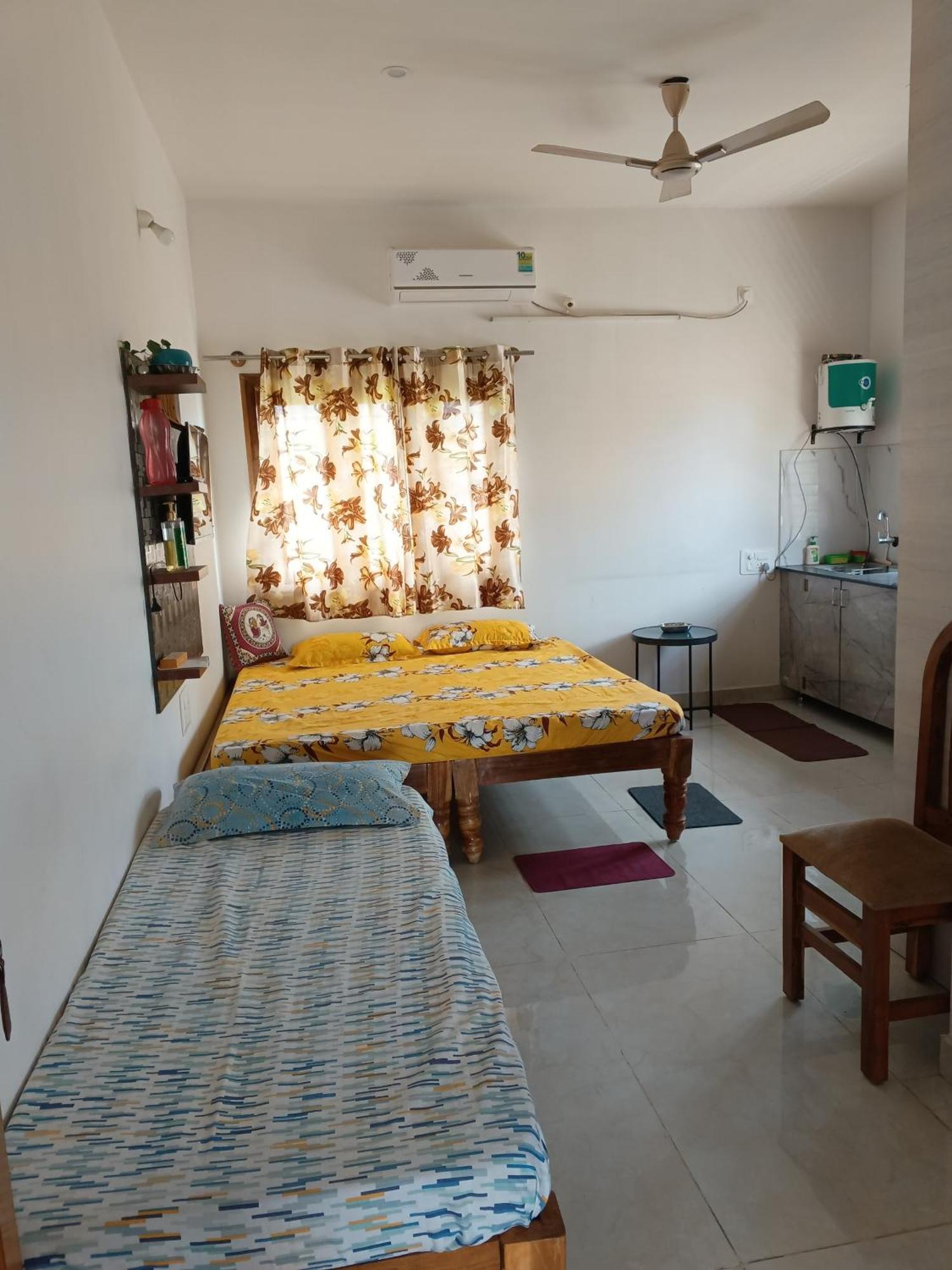 1st Floor 3 Bhk For 12-14 Decent People With Free Parking Villa