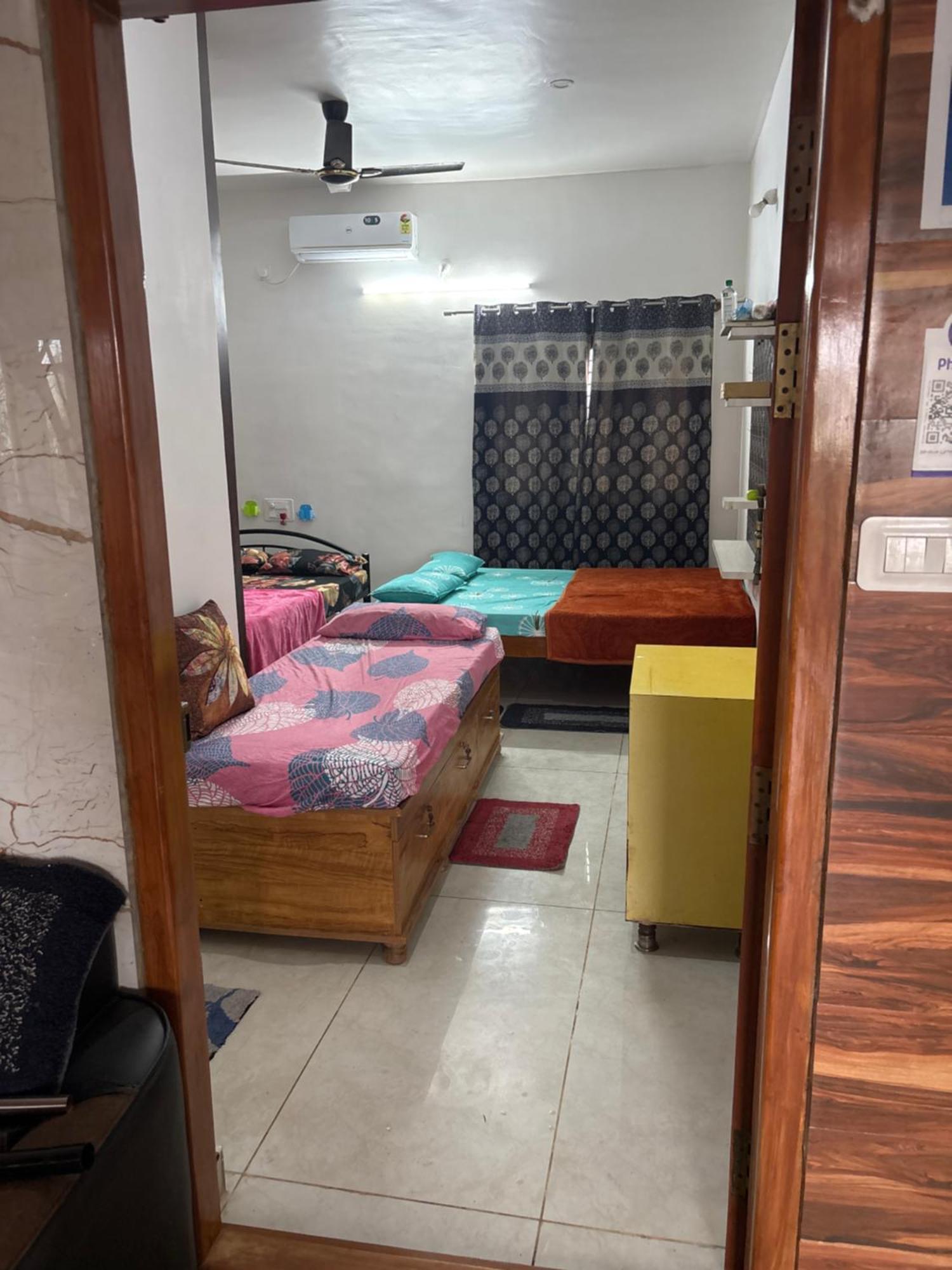 Villa 1st Floor 3 Bhk For 12-14 Decent People With Free Parking