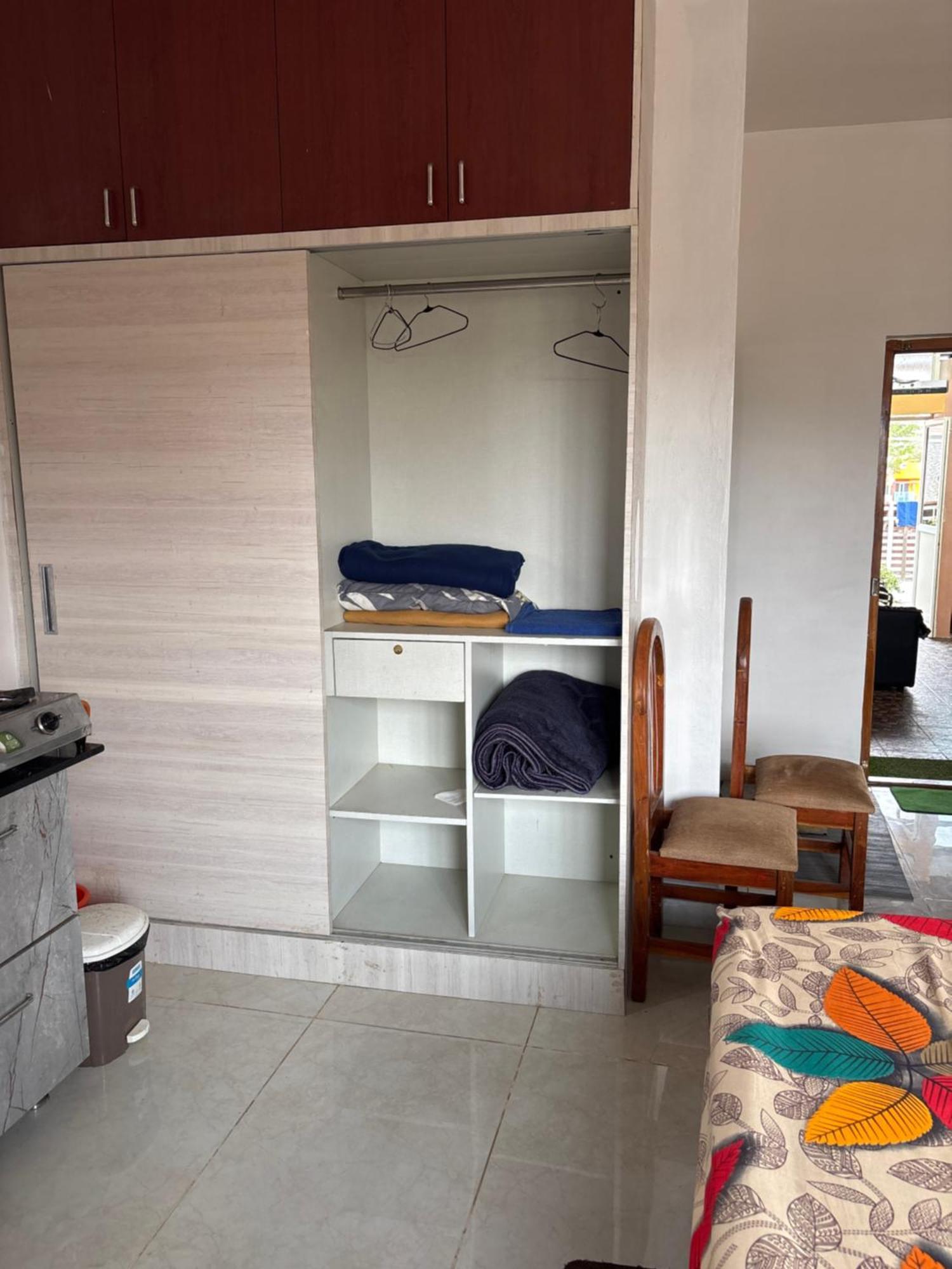 Villa 1st Floor 3 Bhk For 12-14 Decent People With Free Parking *