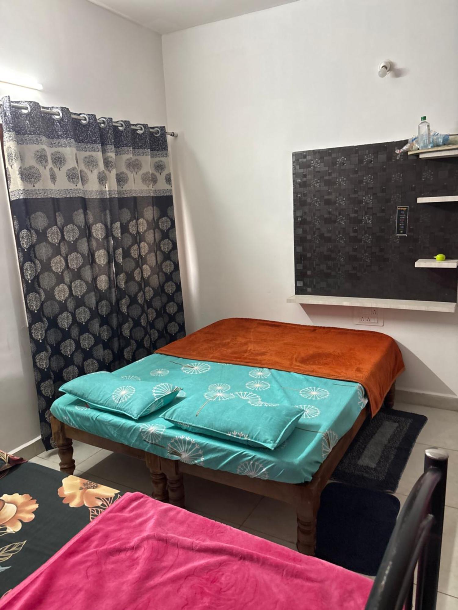 1st Floor 3 Bhk For 12-14 Decent People With Free Parking Villa Mysore