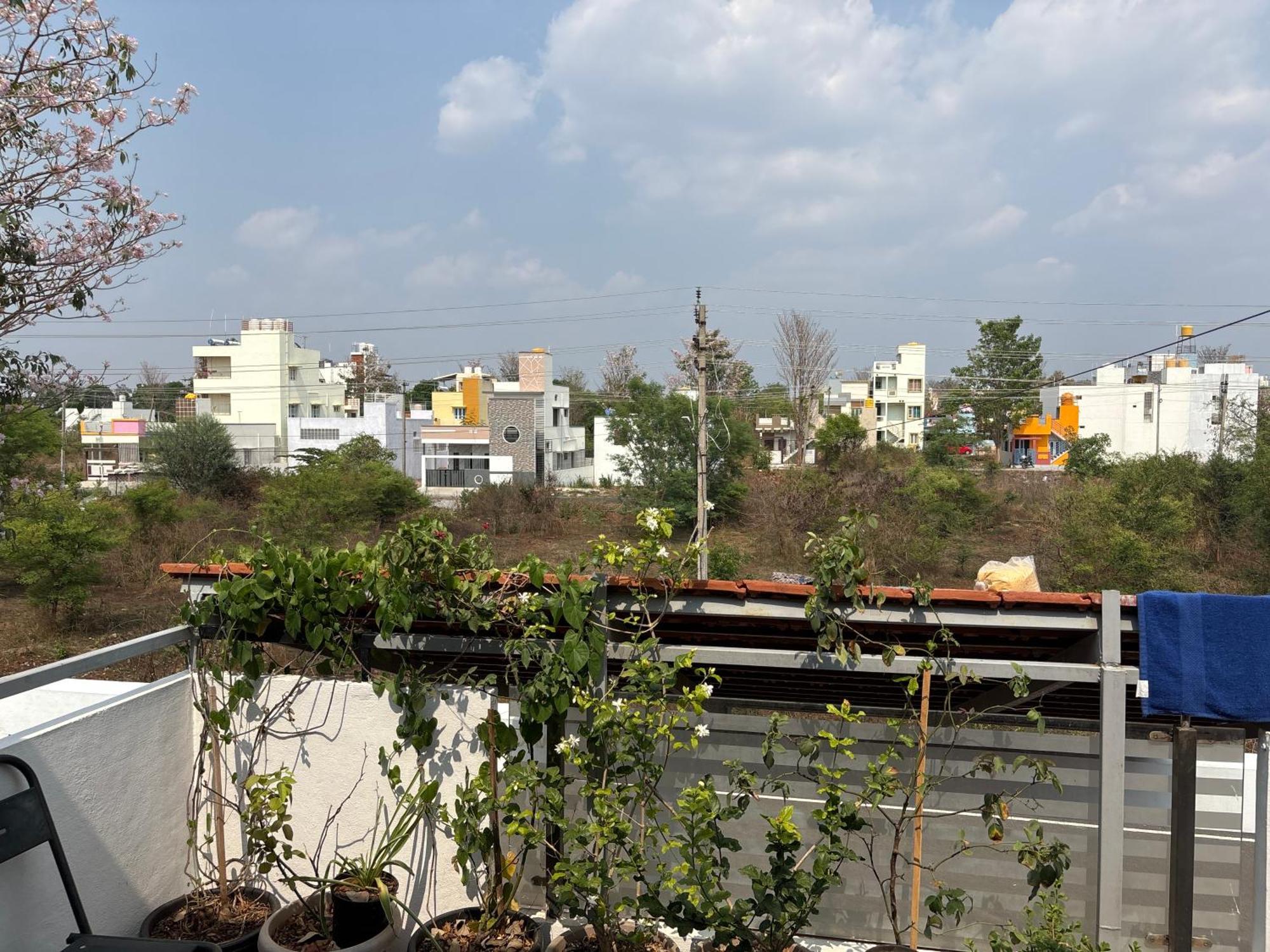 1st Floor 3 Bhk For 12-14 Decent People With Free Parking *