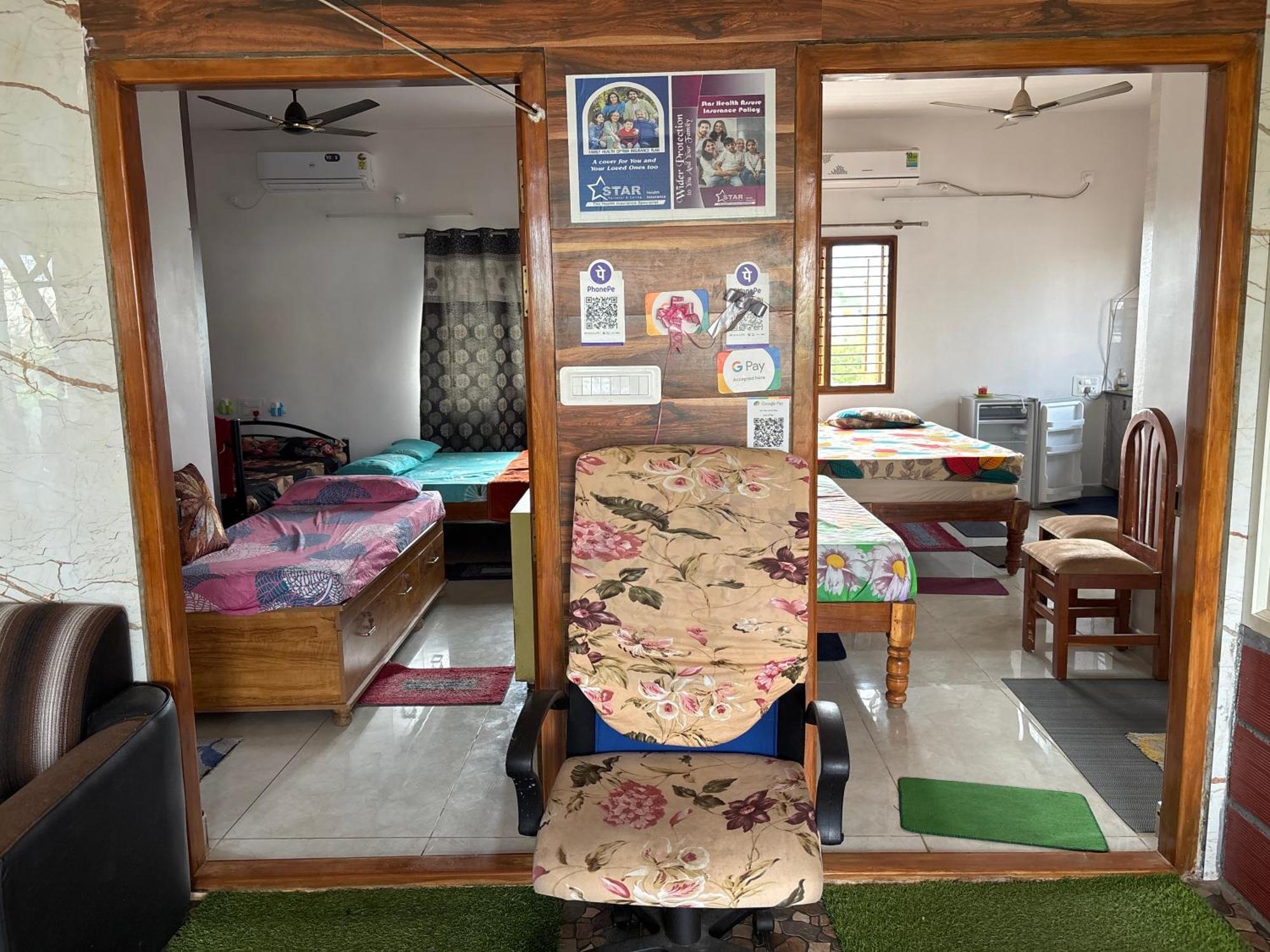 1st Floor 3 Bhk For 12-14 Decent People With Free Parking