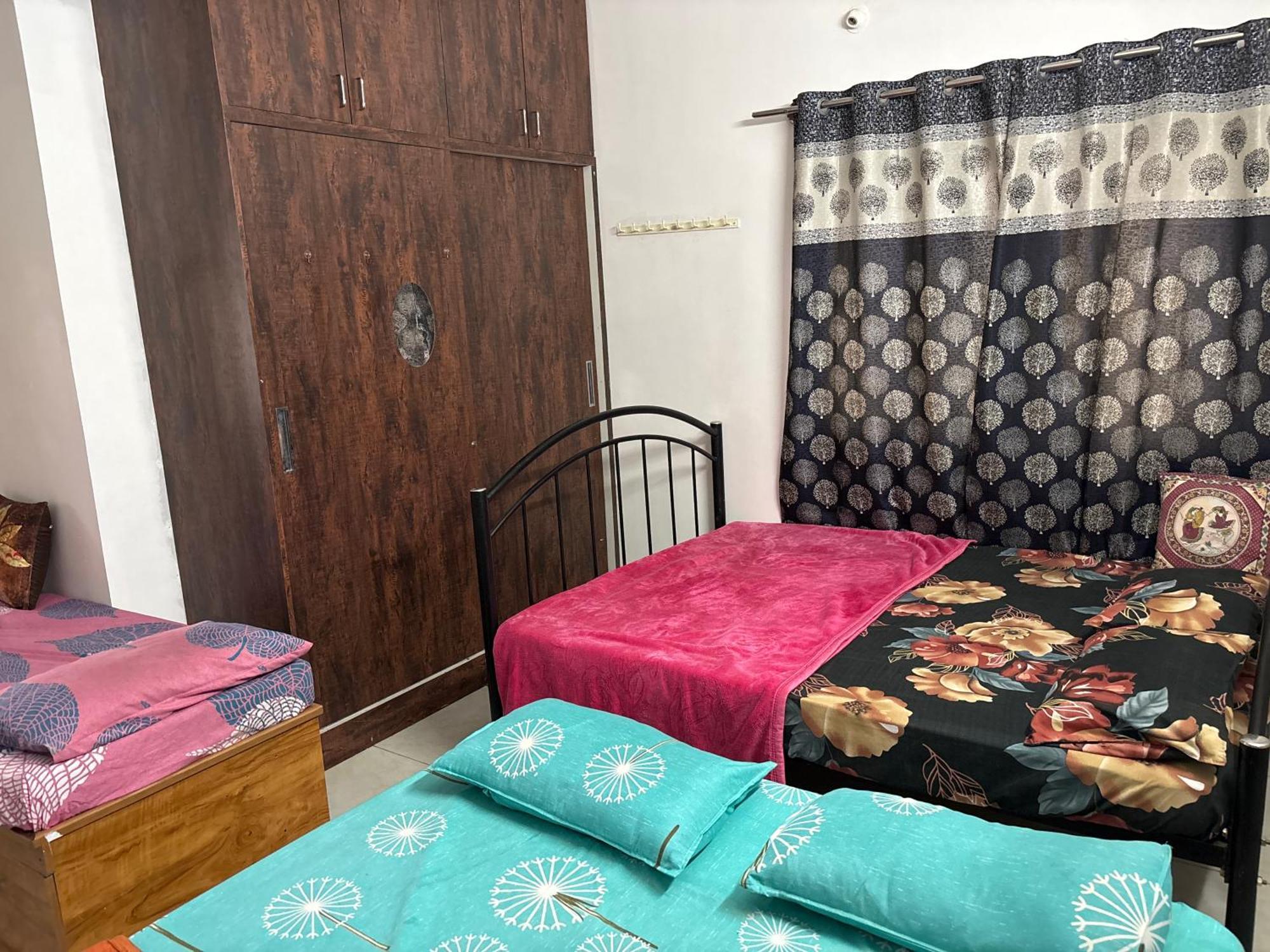 Villa 1st Floor 3 Bhk For 12-14 Decent People With Free Parking