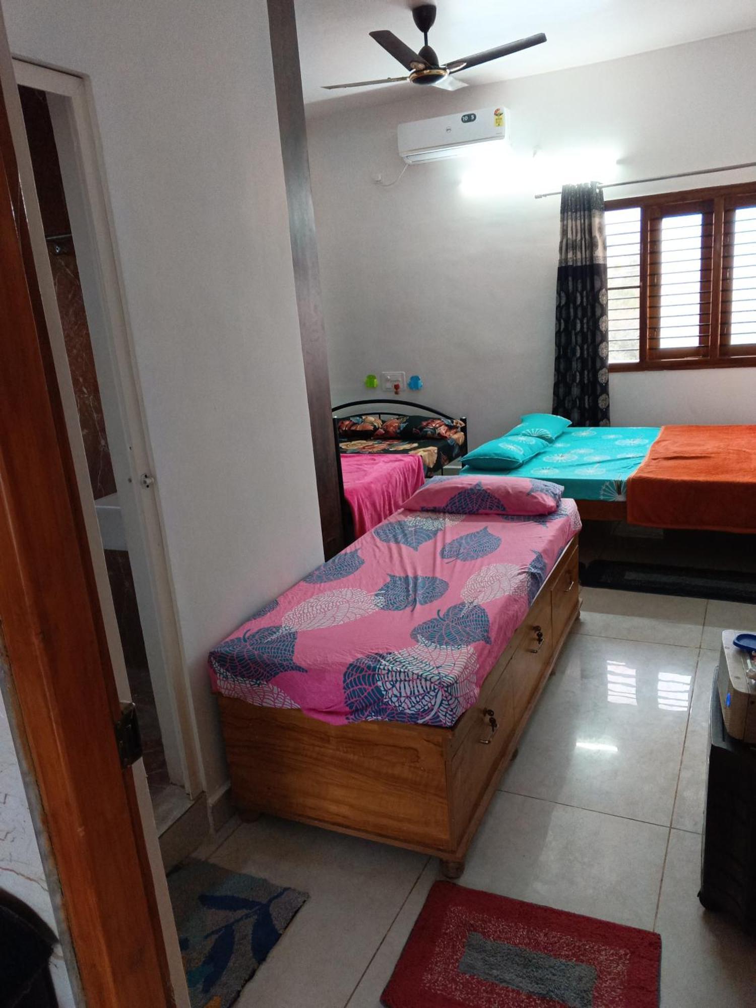 1st Floor 3 Bhk For 12-14 Decent People With Free Parking Villa *