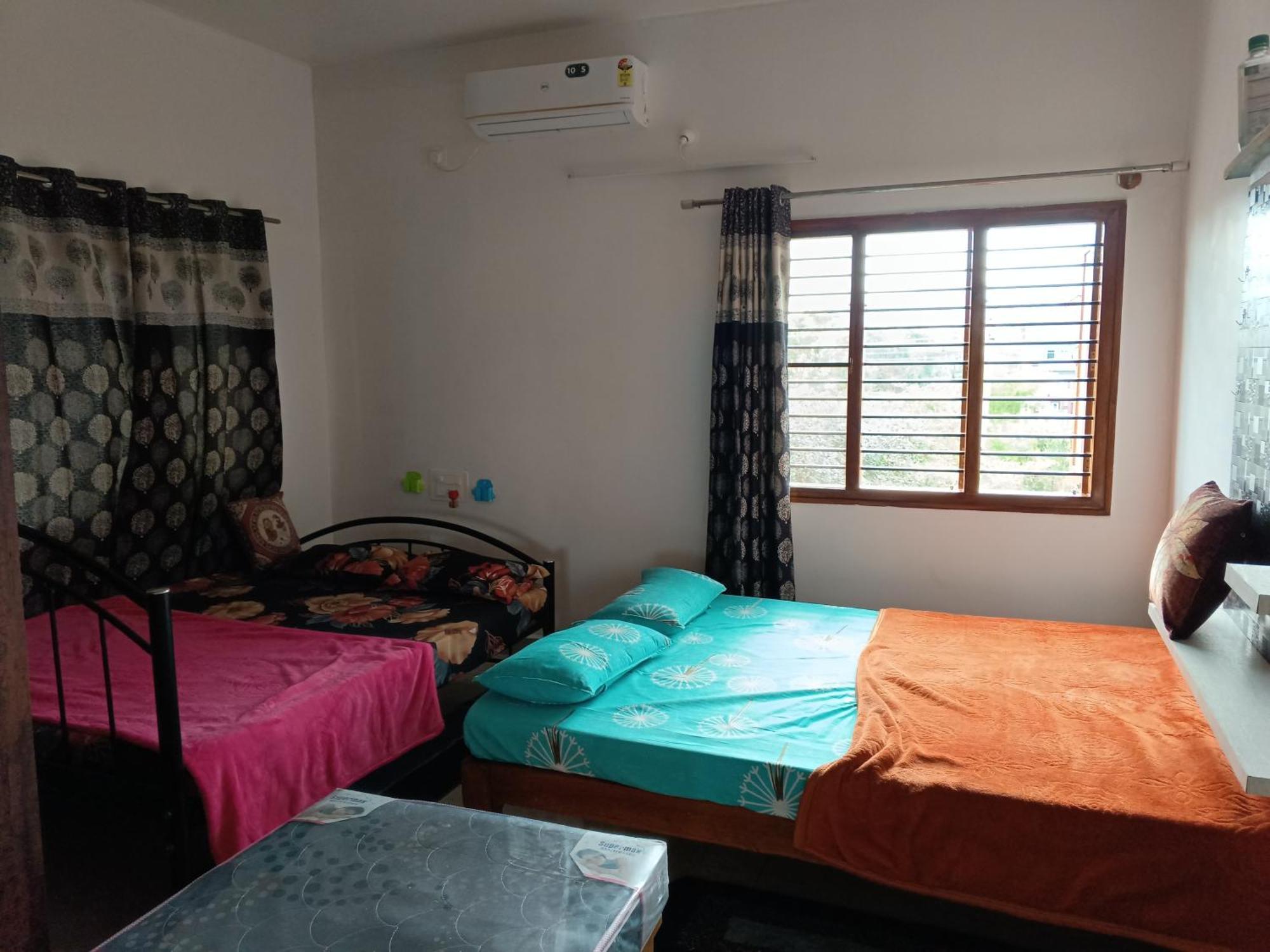 Villa 1st Floor 3 Bhk For 12-14 Decent People With Free Parking Mysore