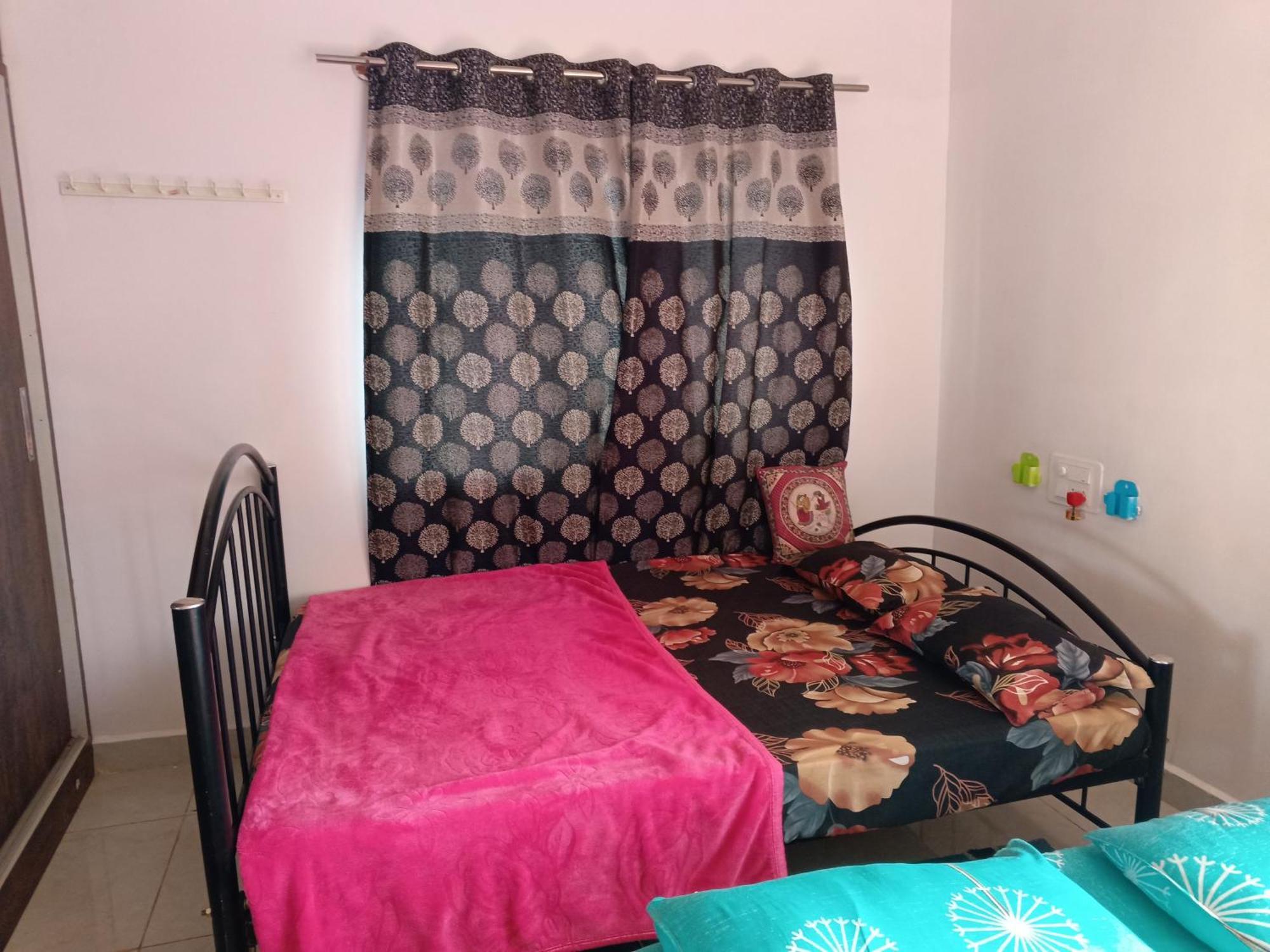 1st Floor 3 Bhk For 12-14 Decent People With Free Parking * Mysore