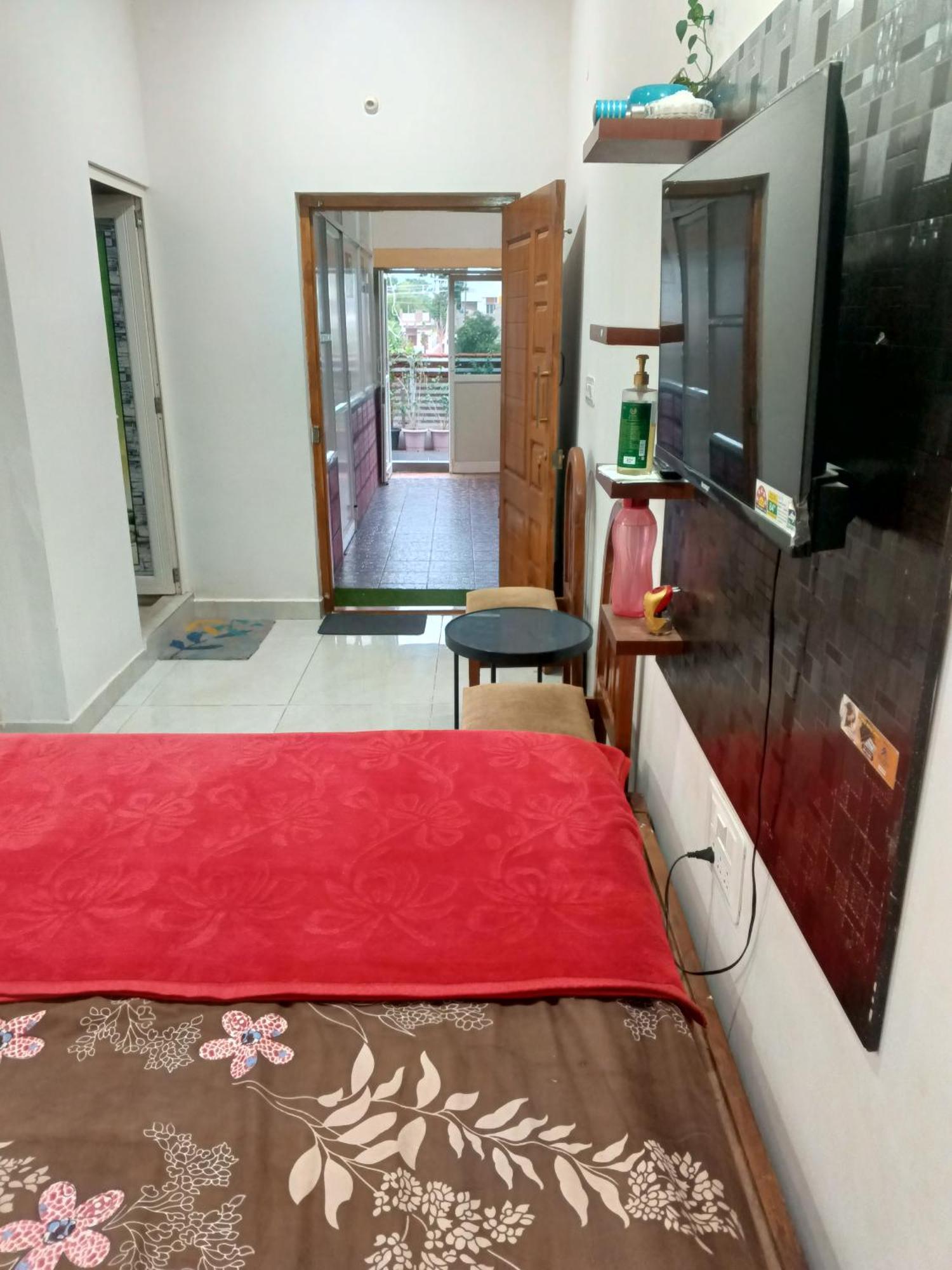 Villa 1st Floor 3 Bhk For 12-14 Decent People With Free Parking