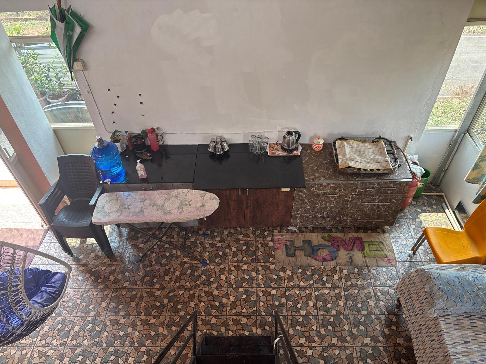 1st Floor 3 Bhk For 12-14 Decent People With Free Parking *