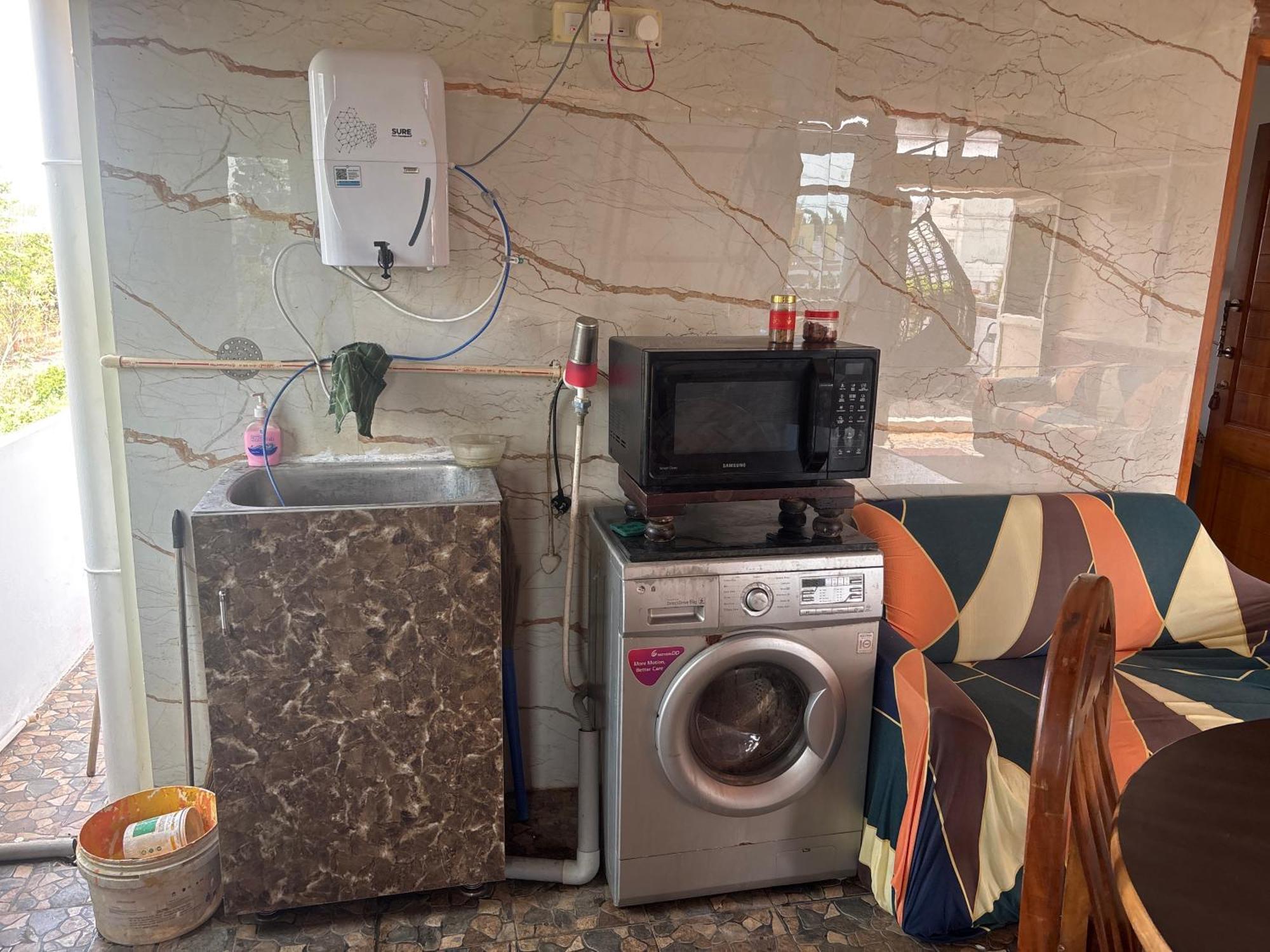 Villa 1st Floor 3 Bhk For 12-14 Decent People With Free Parking *