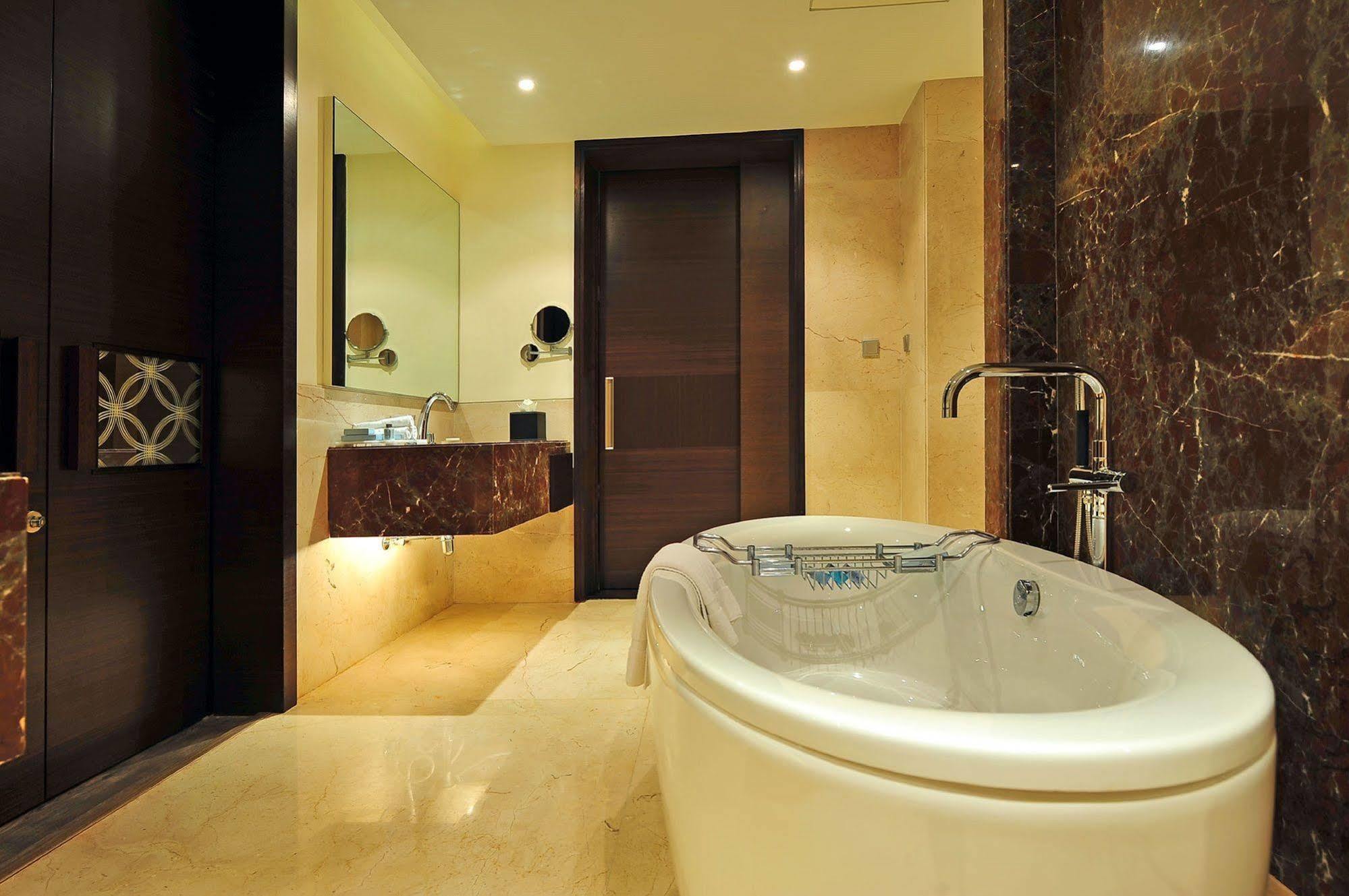 Radisson Blu Plaza Hotel 5*