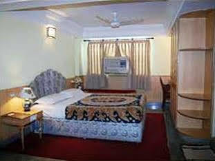 Abhishek Hotel *