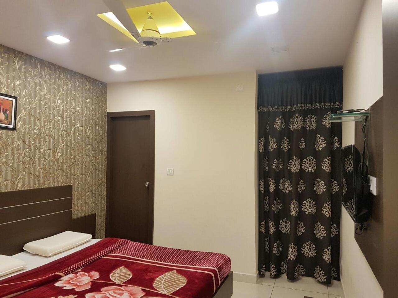 Happy Stays @ Hk Residency Lodge Mysore