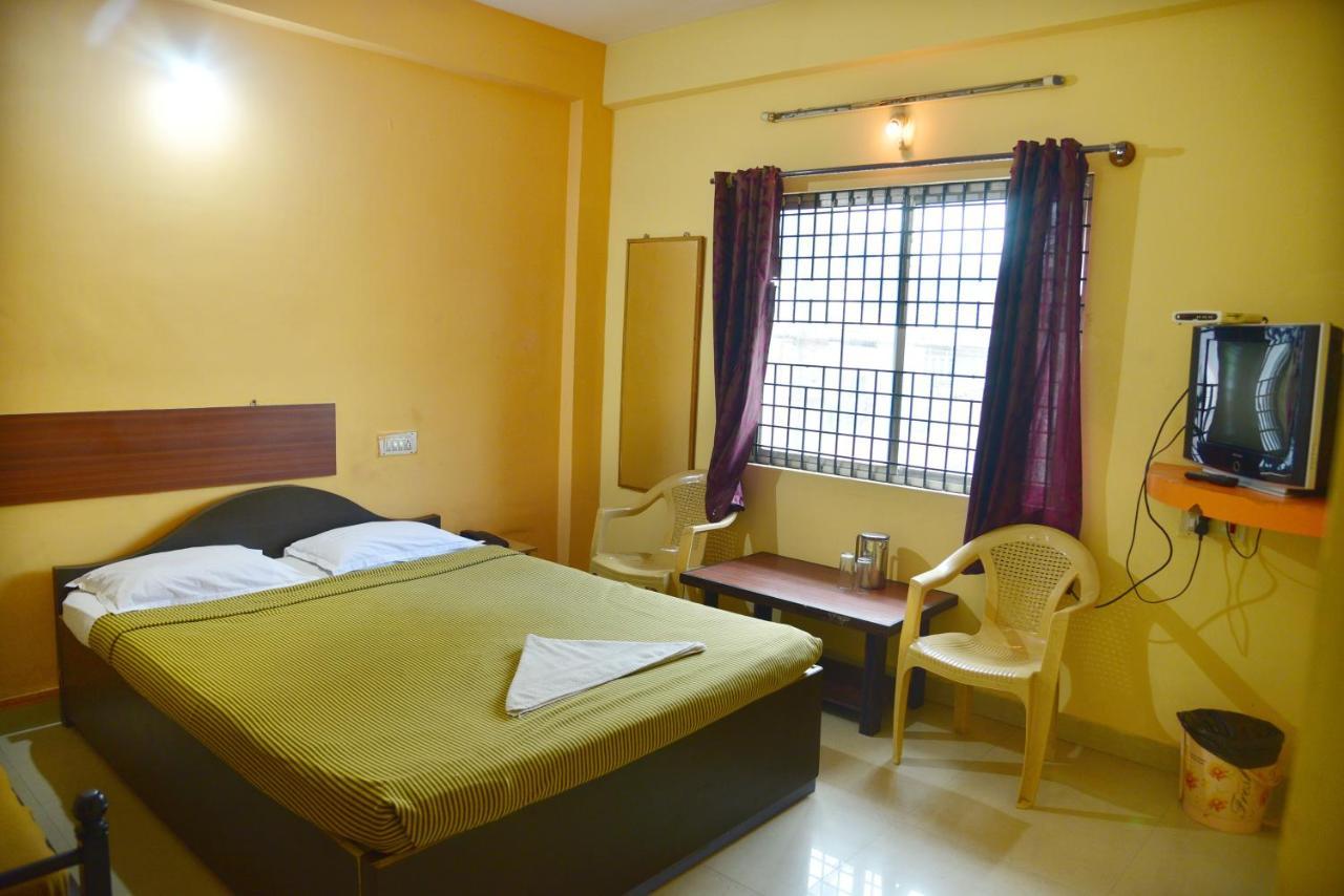 Lodge Shreyas Residency *