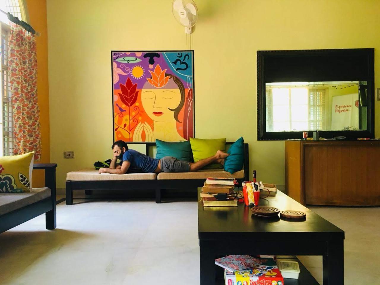 Beehive Commune Hostel *